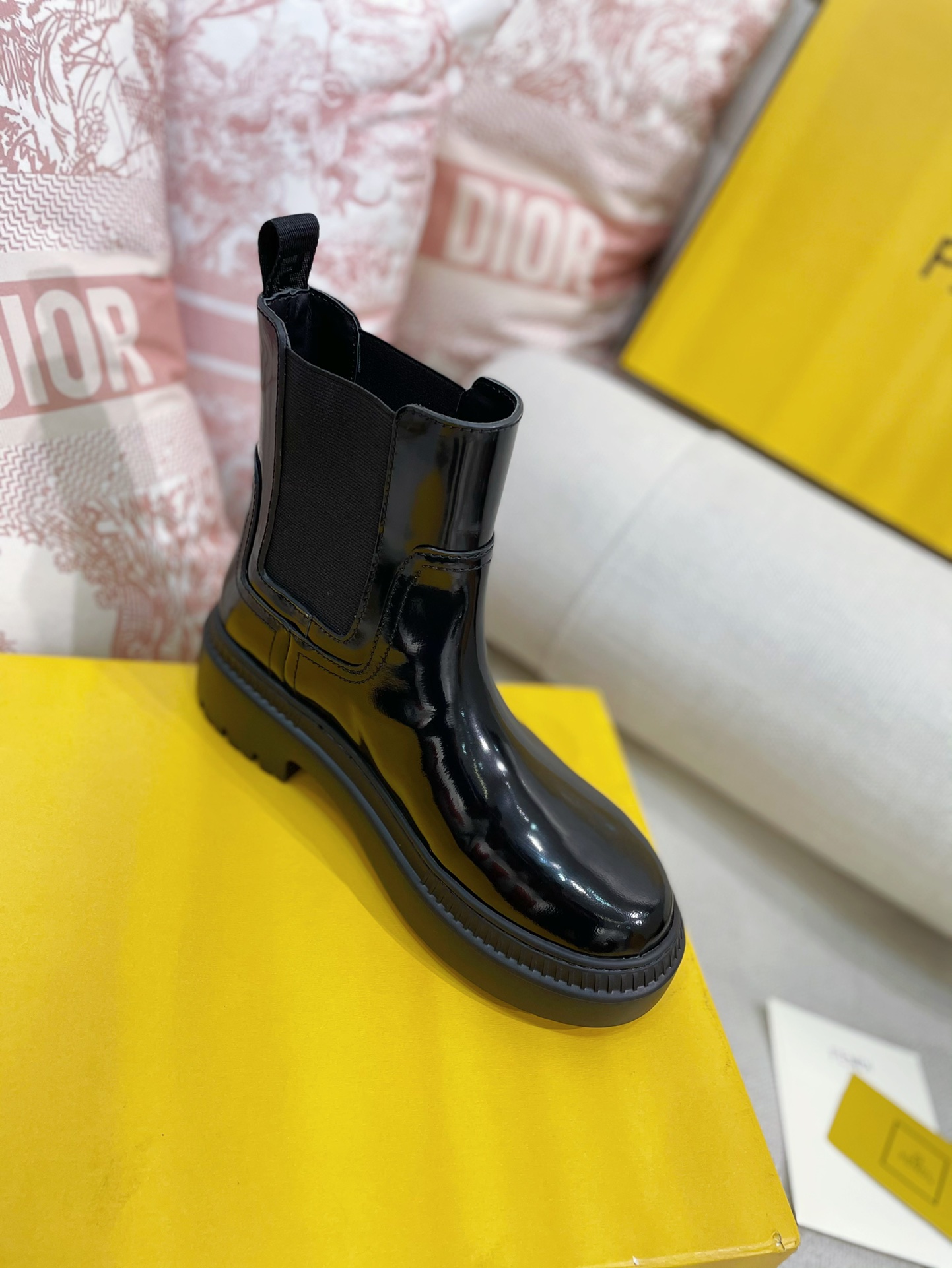 [TOP] FENDI Round Toe Chelsea Boots - Black