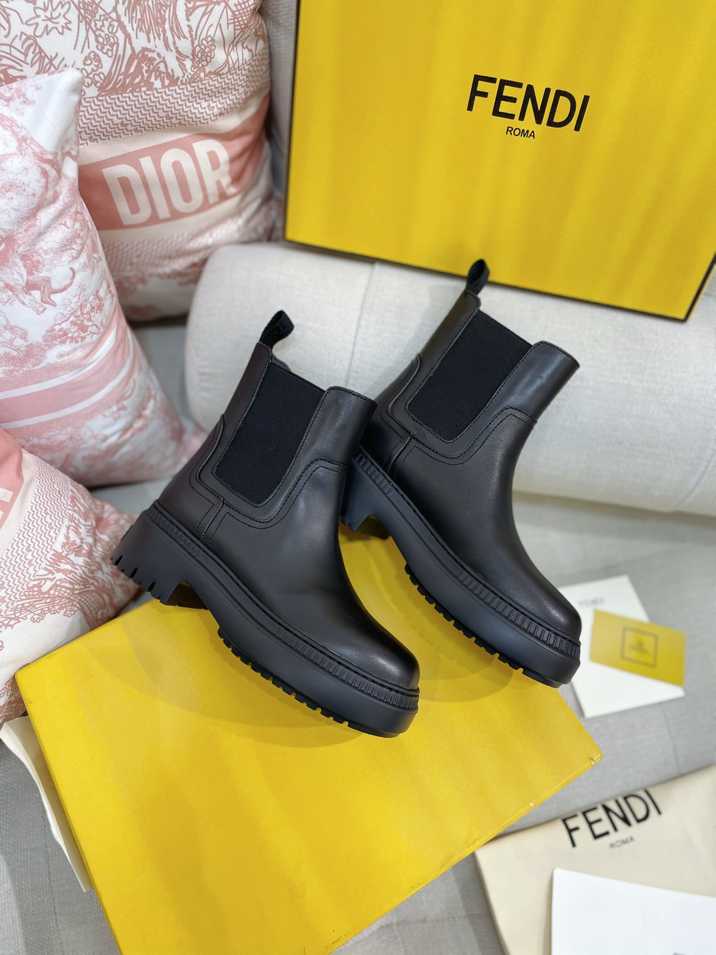 [TOP] FENDI Round Toe Chelsea Boots - Black