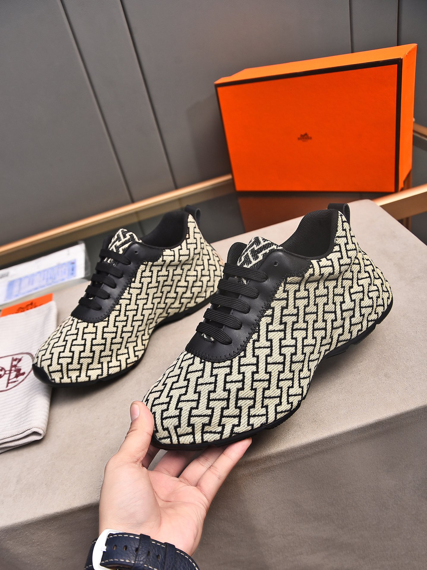 [TOP] HERMES Men's Sports Shoes - 2 Colors