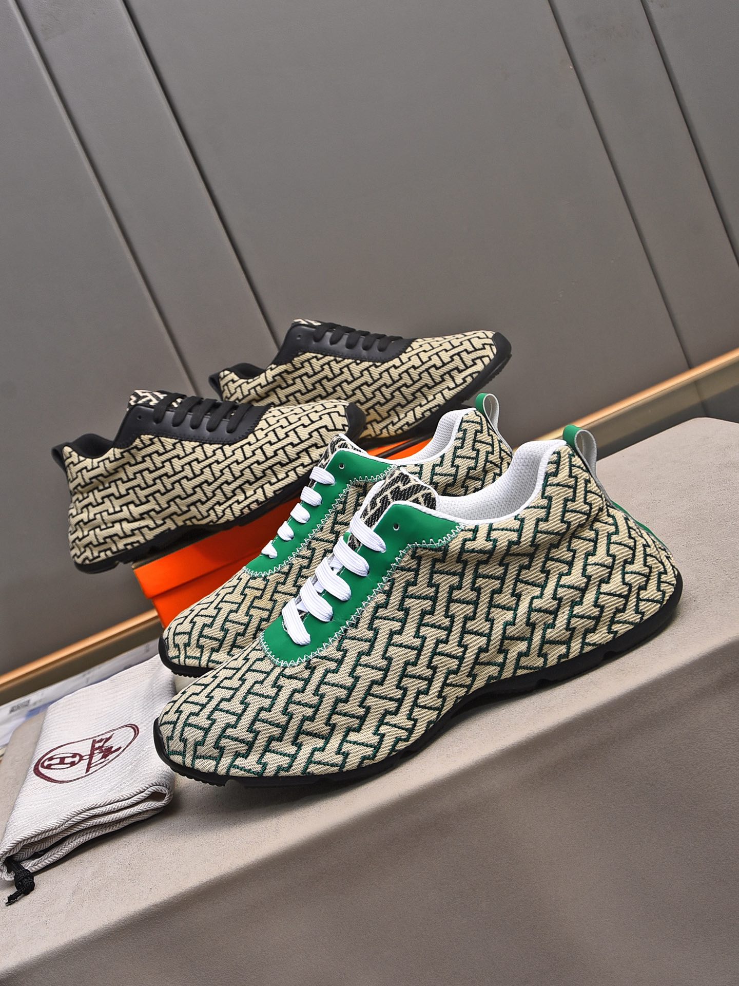 [TOP] HERMES Men's Sports Shoes - 2 Colors