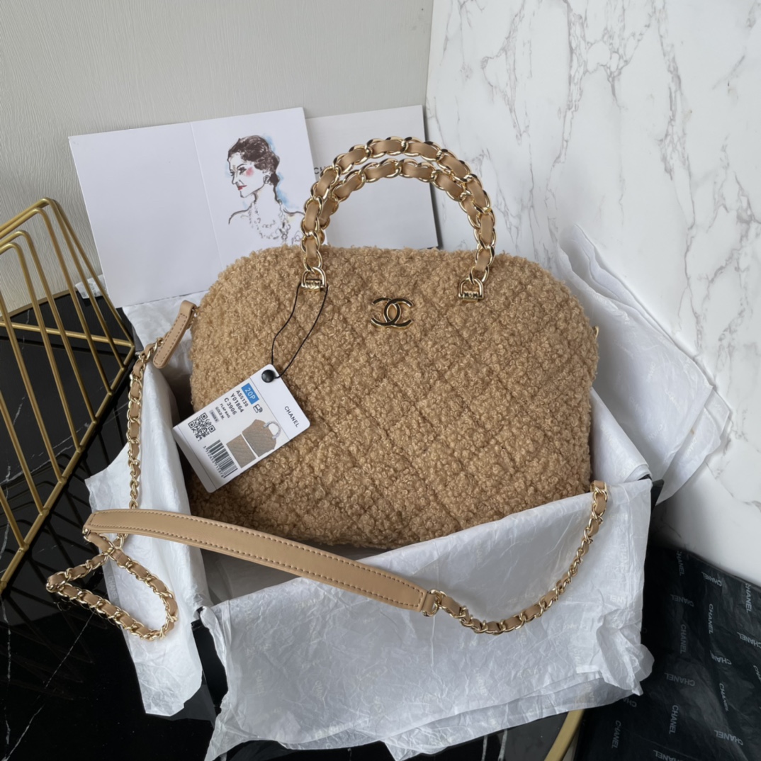 [TOP] CHANEL  Lambskin Clutch With Chain  20.5x28.5x7cm - 2 Colors