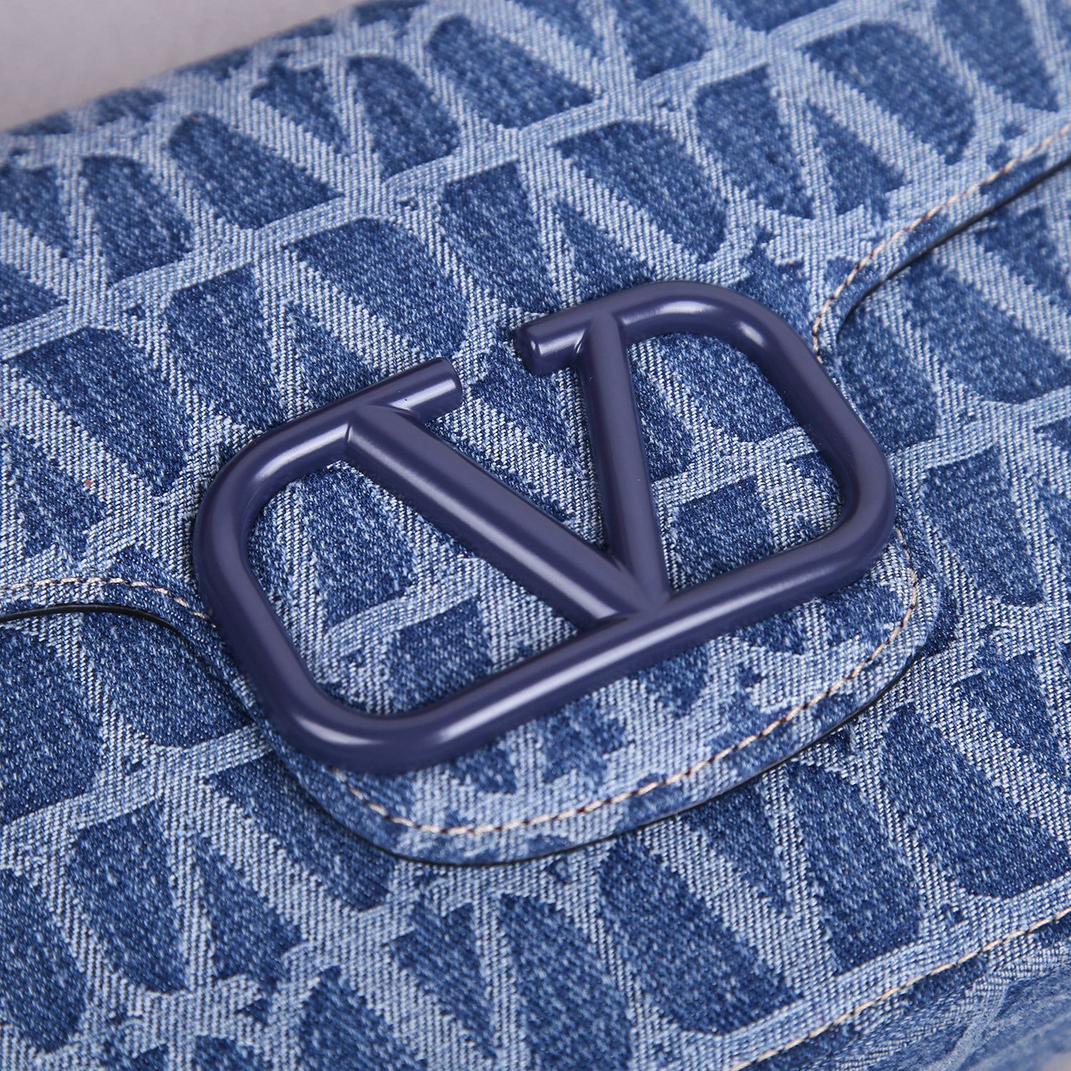 [TOP] VALENTINO Loco Bag Sheepskin Lined Denim Print Bag 28x18x9cm - Blue