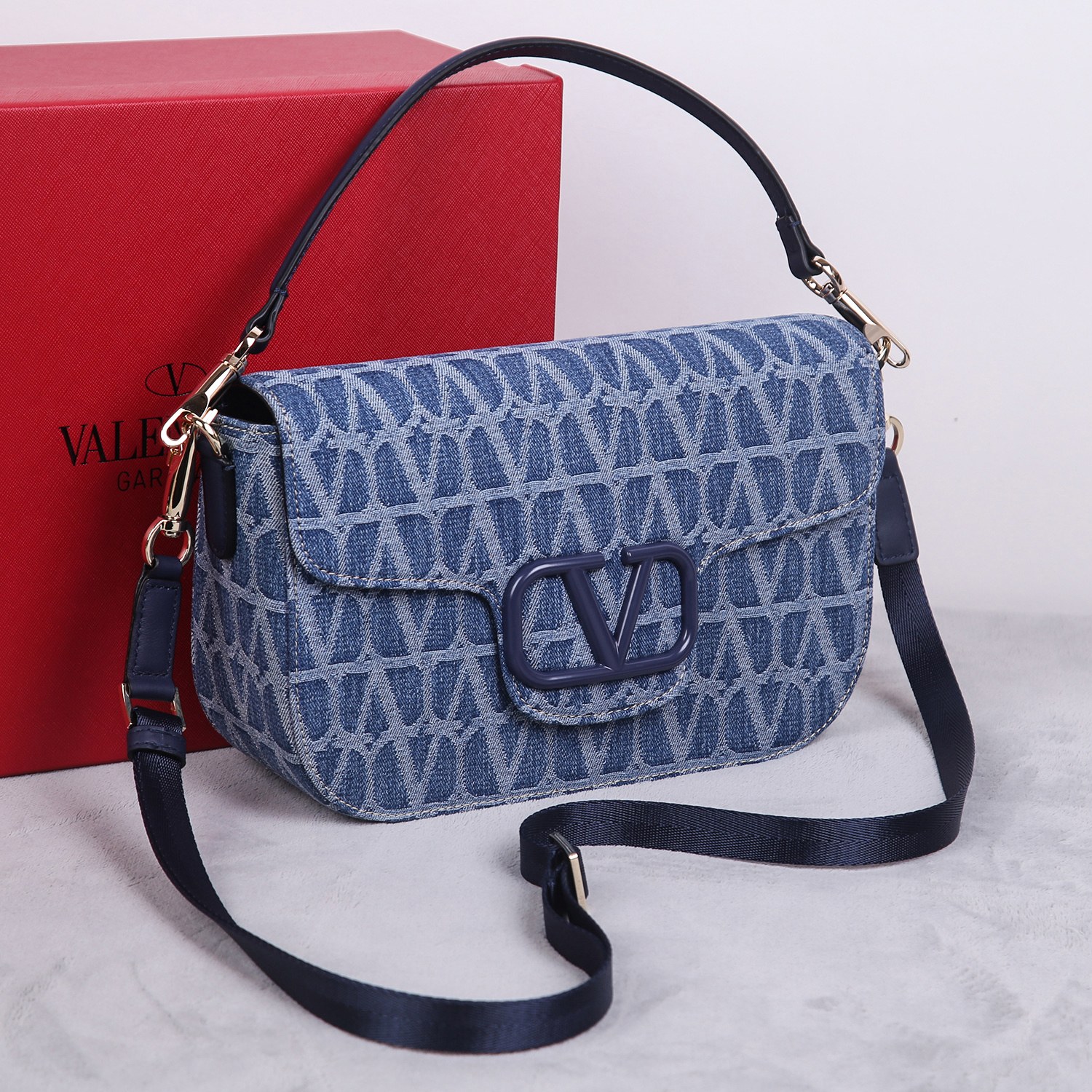 [TOP] VALENTINO Loco Bag Sheepskin Lined Denim Print Bag 28x18x9cm - Blue