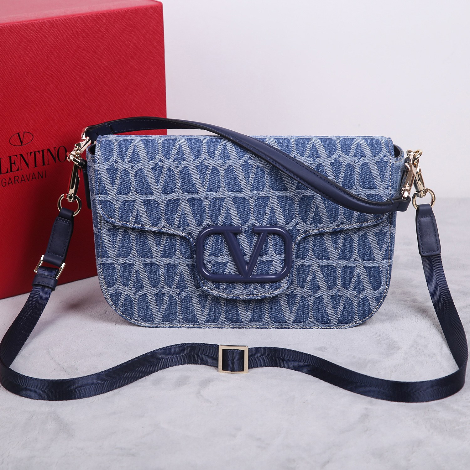 [TOP] VALENTINO Loco Bag Sheepskin Lined Denim Print Bag 28x18x9cm - Blue