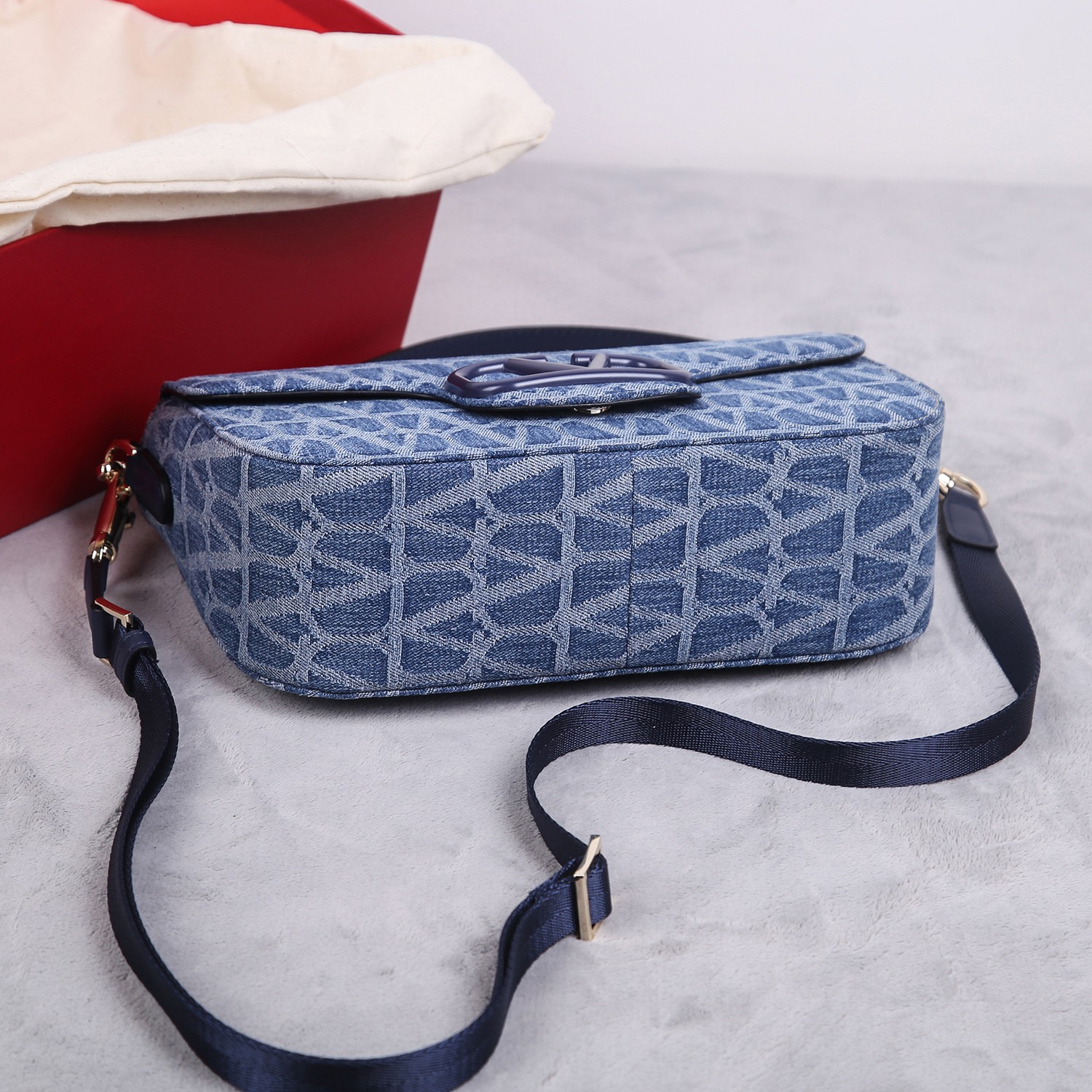 [TOP] VALENTINO Loco Bag Sheepskin Lined Denim Print Bag 28x18x9cm - Blue