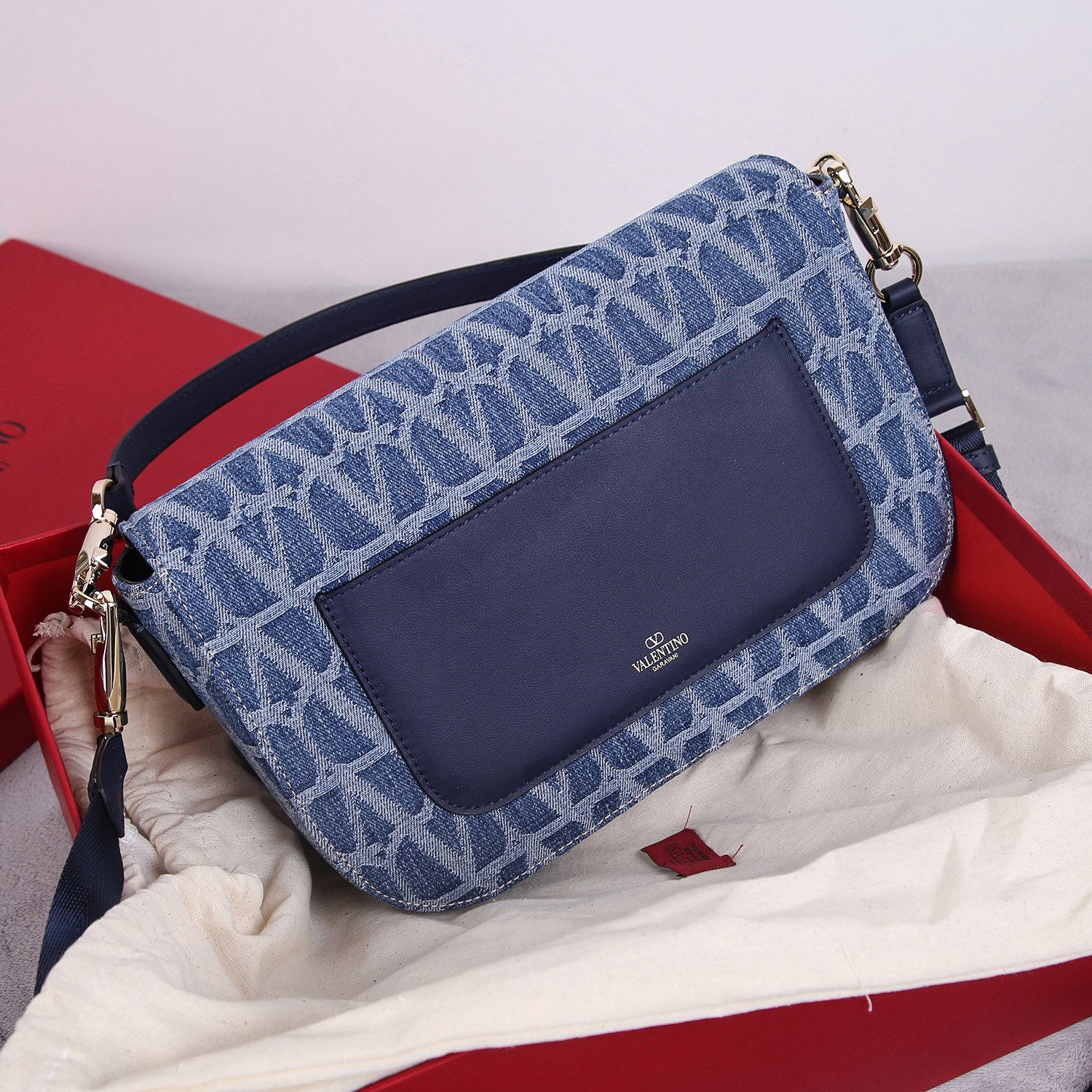 [TOP] VALENTINO Loco Bag Sheepskin Lined Denim Print Bag 28x18x9cm - Blue