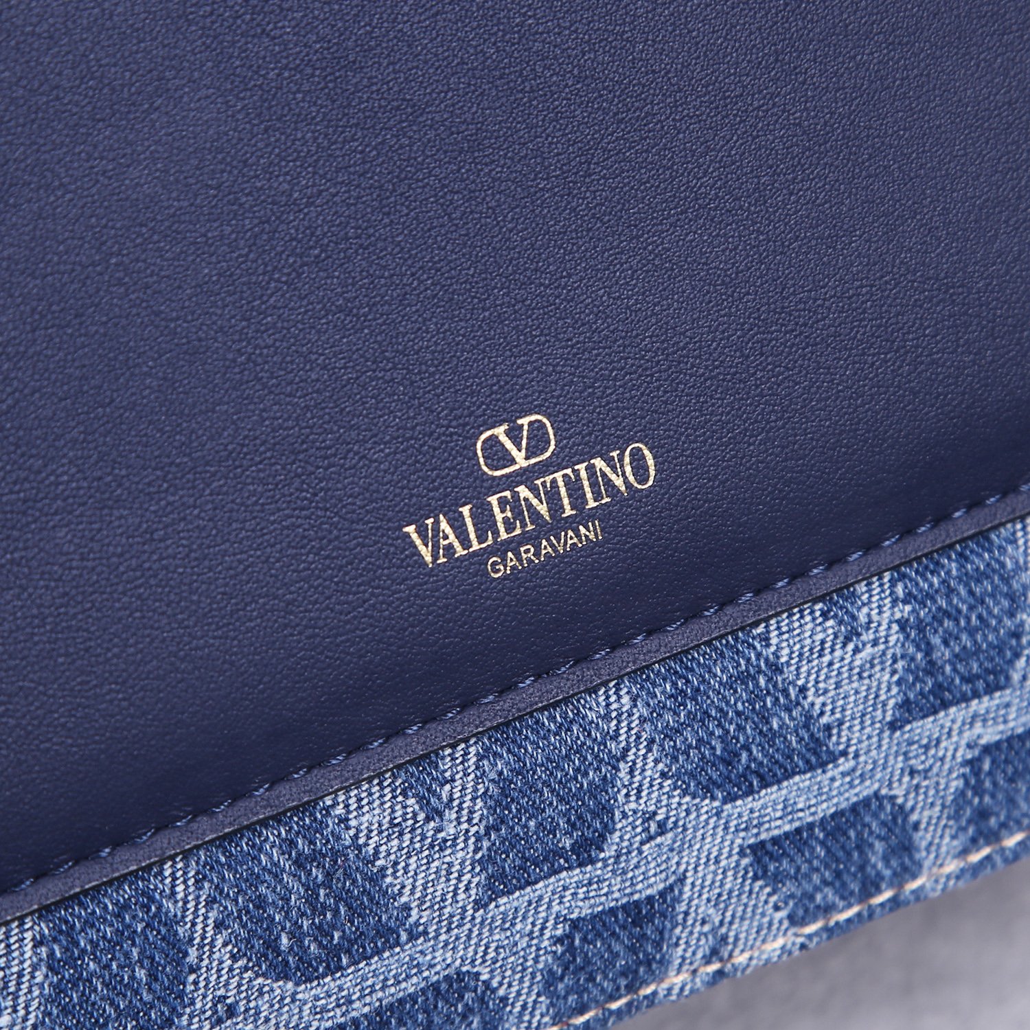 [TOP] VALENTINO Loco Bag Sheepskin Lined Denim Print Bag 28x18x9cm - Blue
