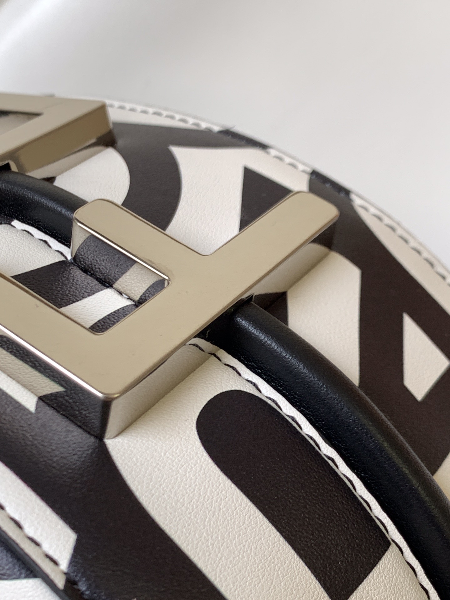 [TOP] FENDI Fendigraphy  Bag 29×10×24.5cm