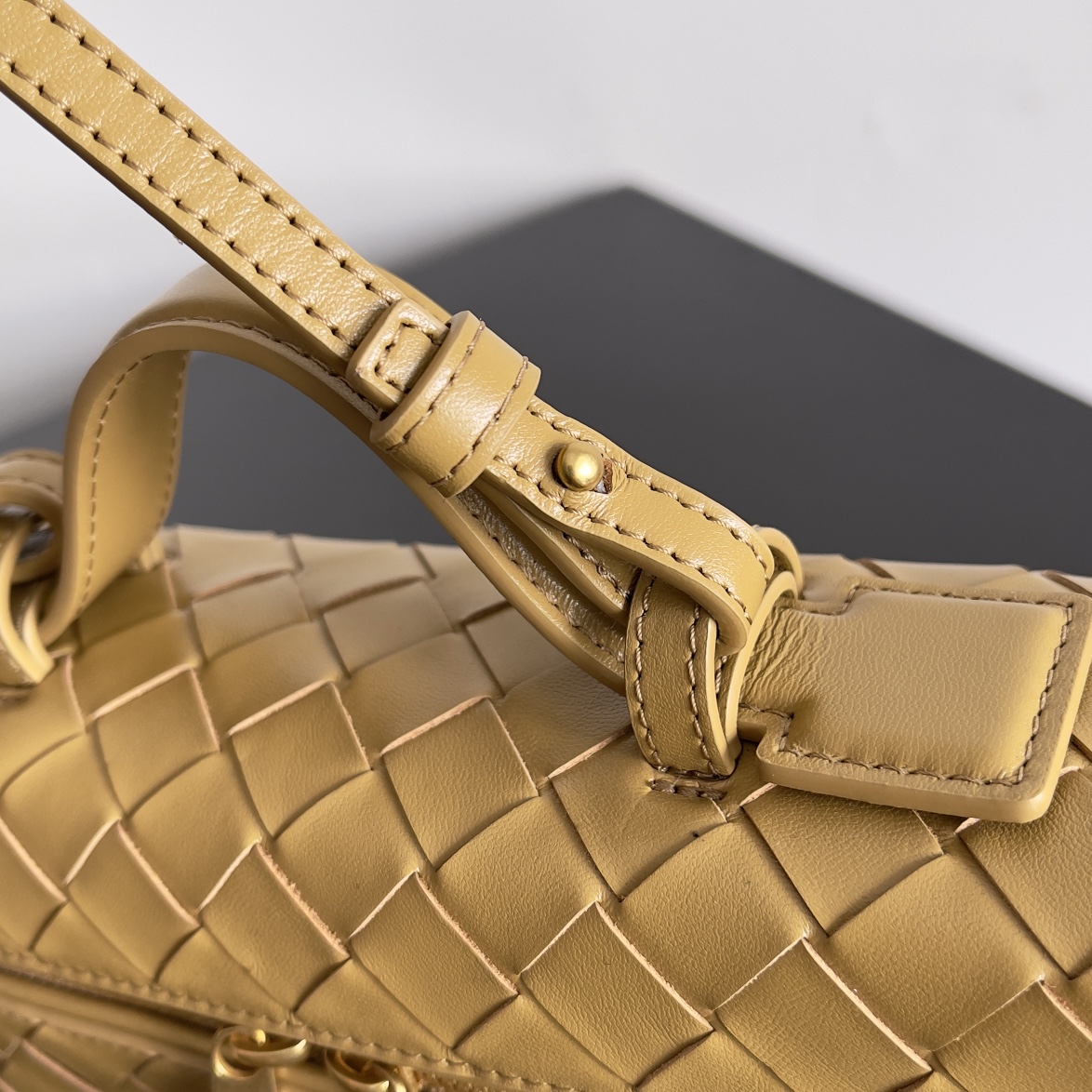 [TOP] Bottega Veneta Woven Zipper Crossbody Bag 22x12.5x5cm - Brown