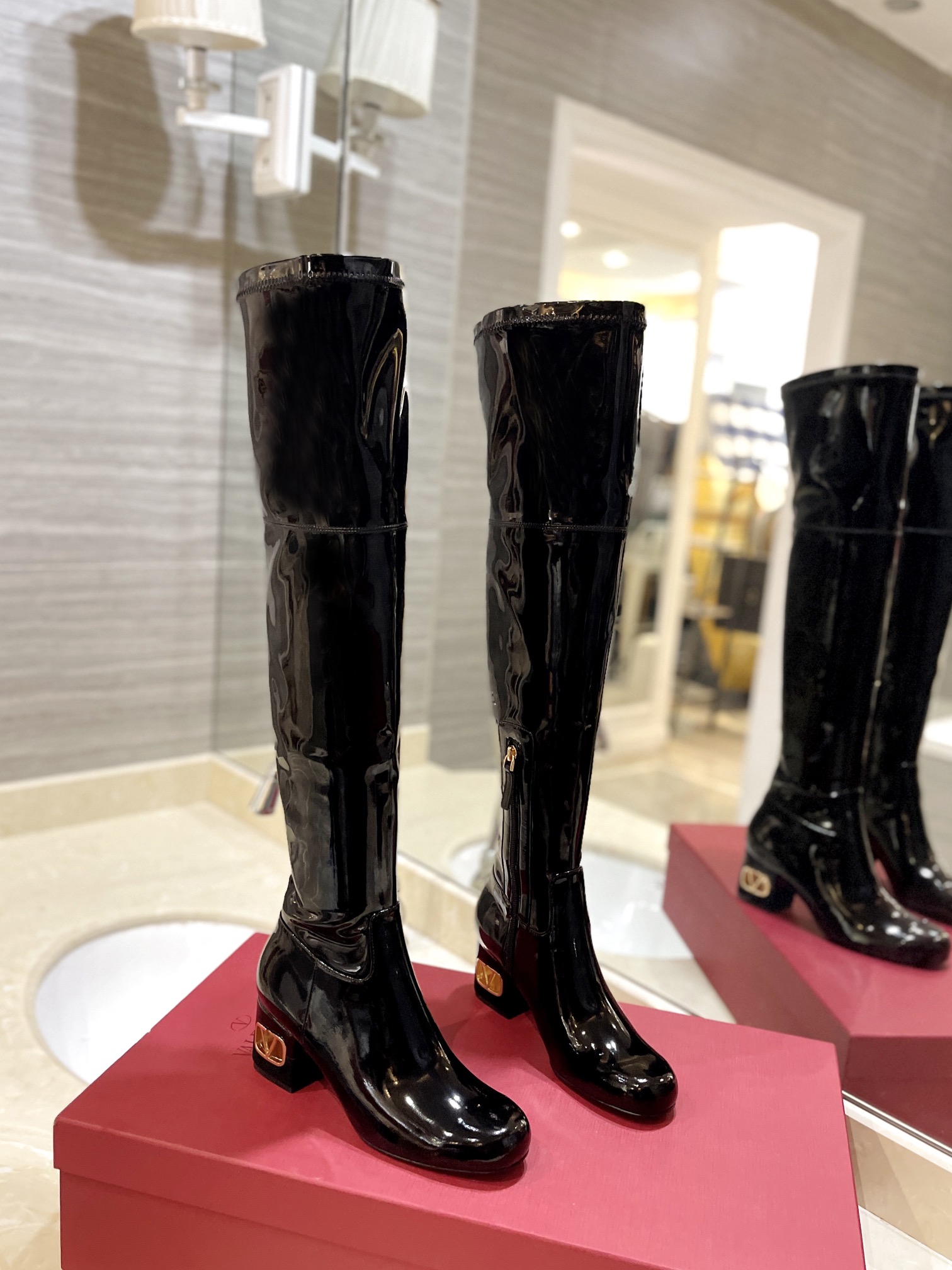 [TOP] VALENTINO 3cm Low Heel Patent Leather/Matte GARAVANIVLOGO TYPE Long Boots  - Black