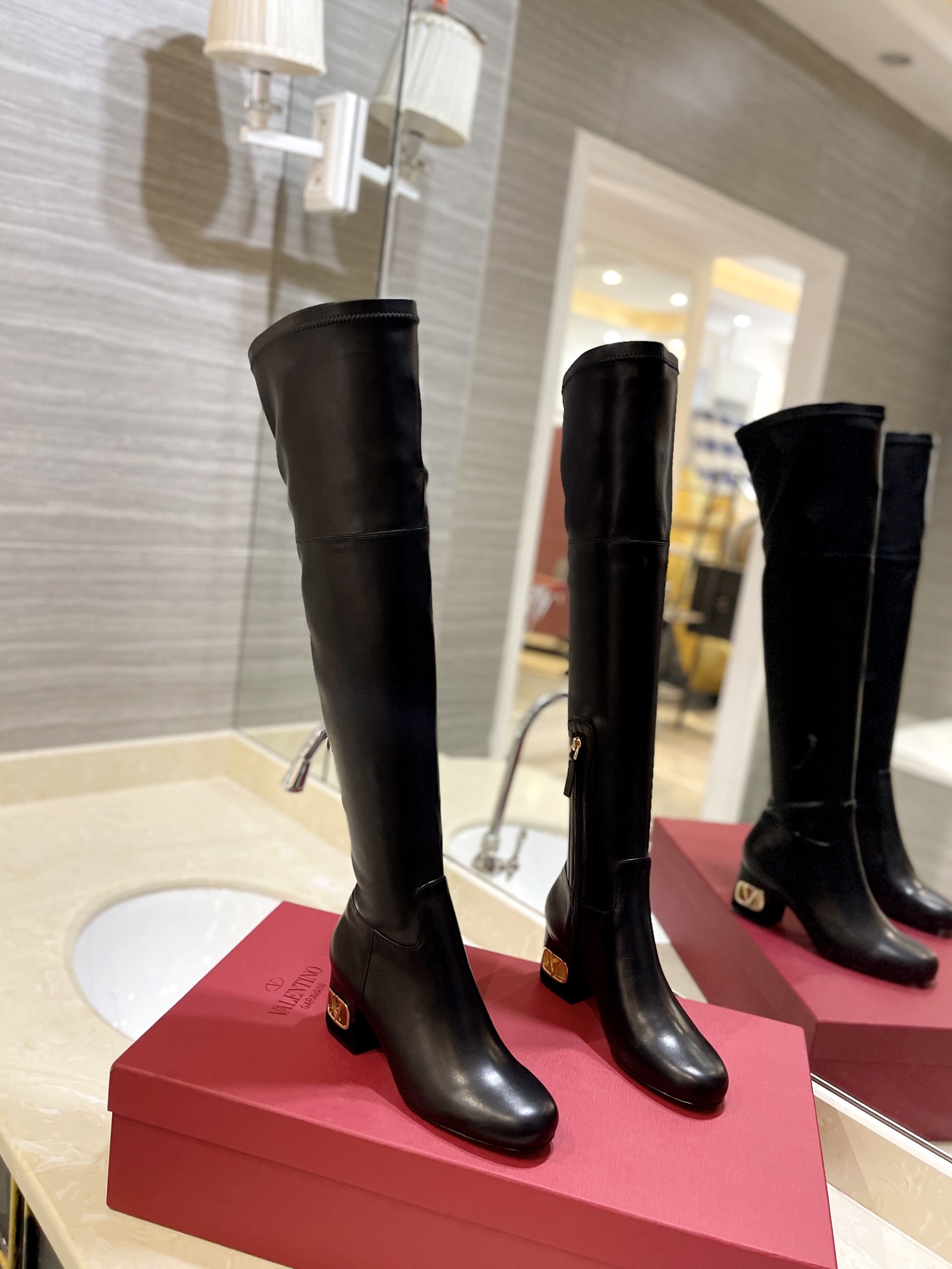 [TOP] VALENTINO 3cm Low Heel Patent Leather/Matte GARAVANIVLOGO TYPE Long Boots  - Black