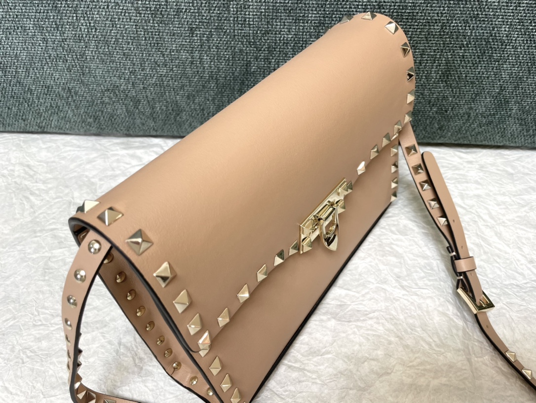 [TOP] VALENTINO Rockstud Crossbody Bag 22.5x5x16cm - Beige