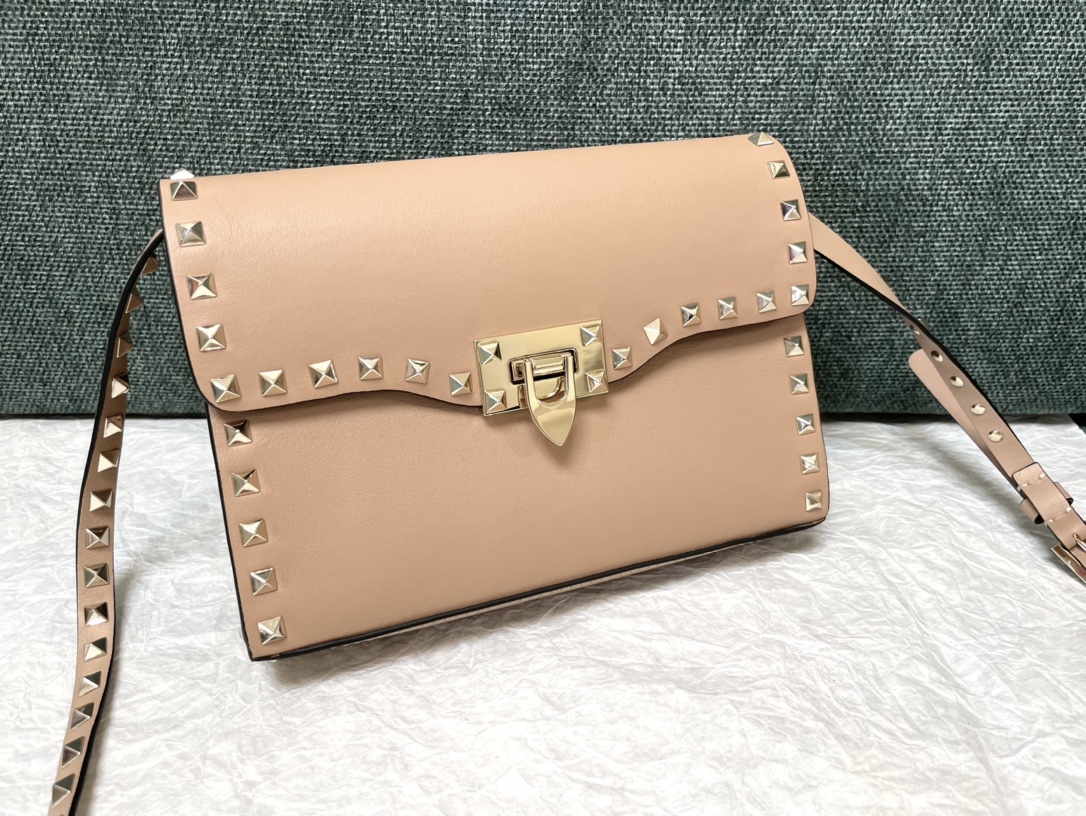 [TOP] VALENTINO Rockstud Crossbody Bag 22.5x5x16cm - Beige