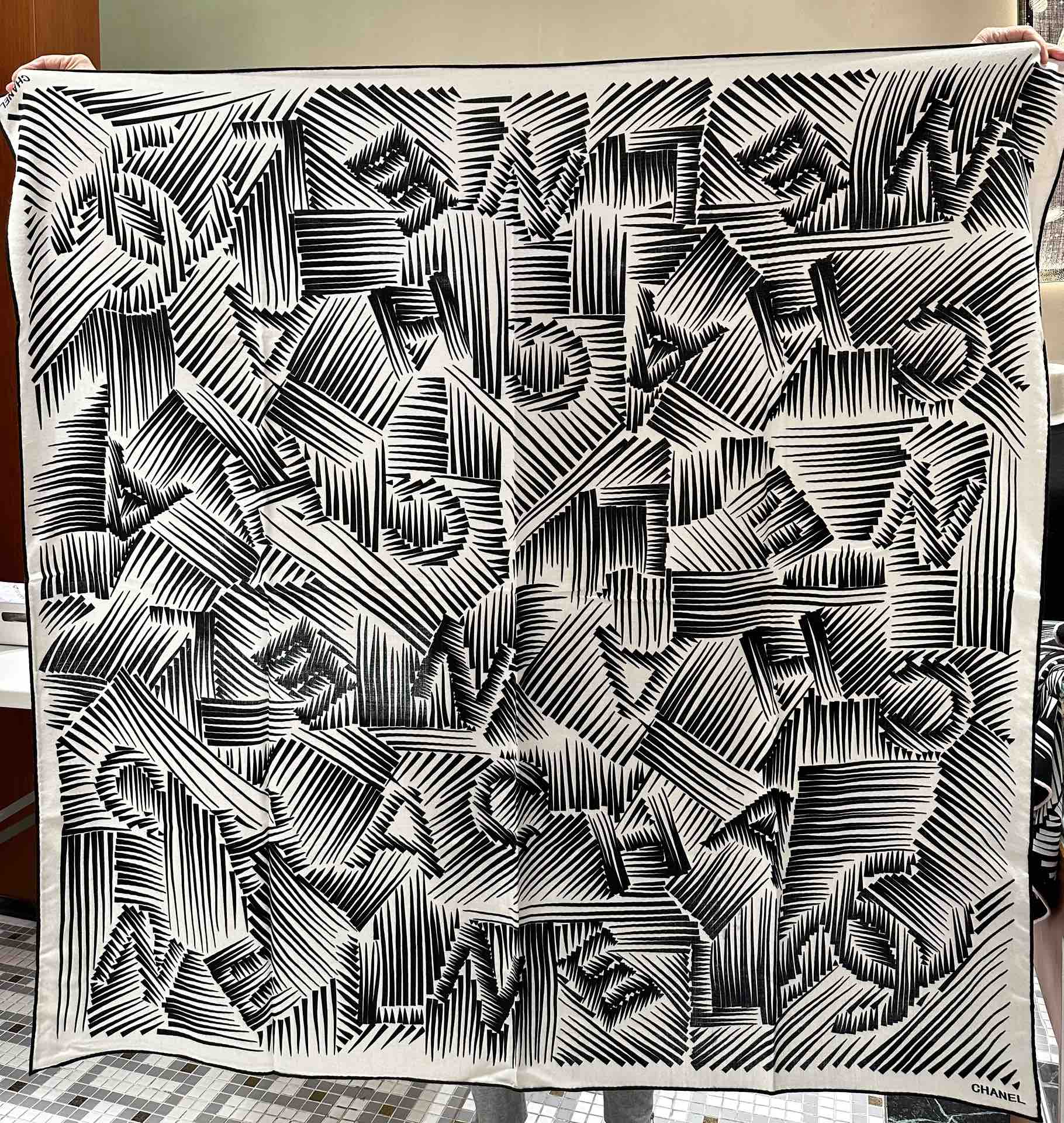 [TOP] CHANEL Classic Scarf 140X140 cm - 2 Colors