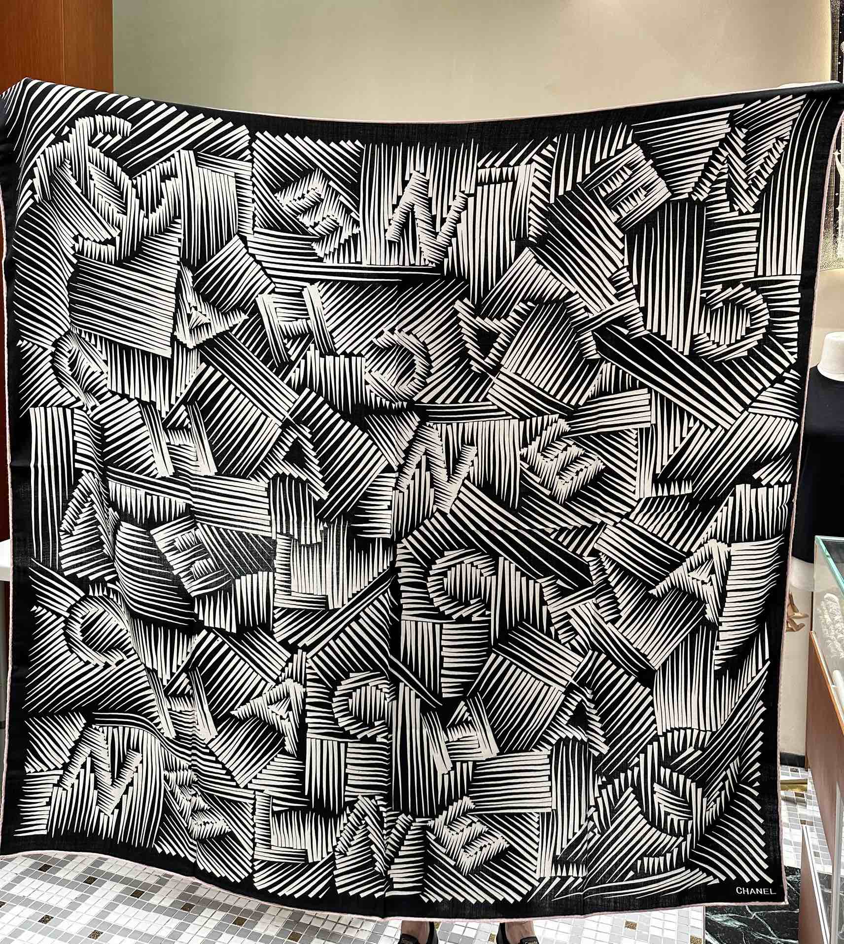 [TOP] CHANEL Classic Scarf 140X140 cm - 2 Colors