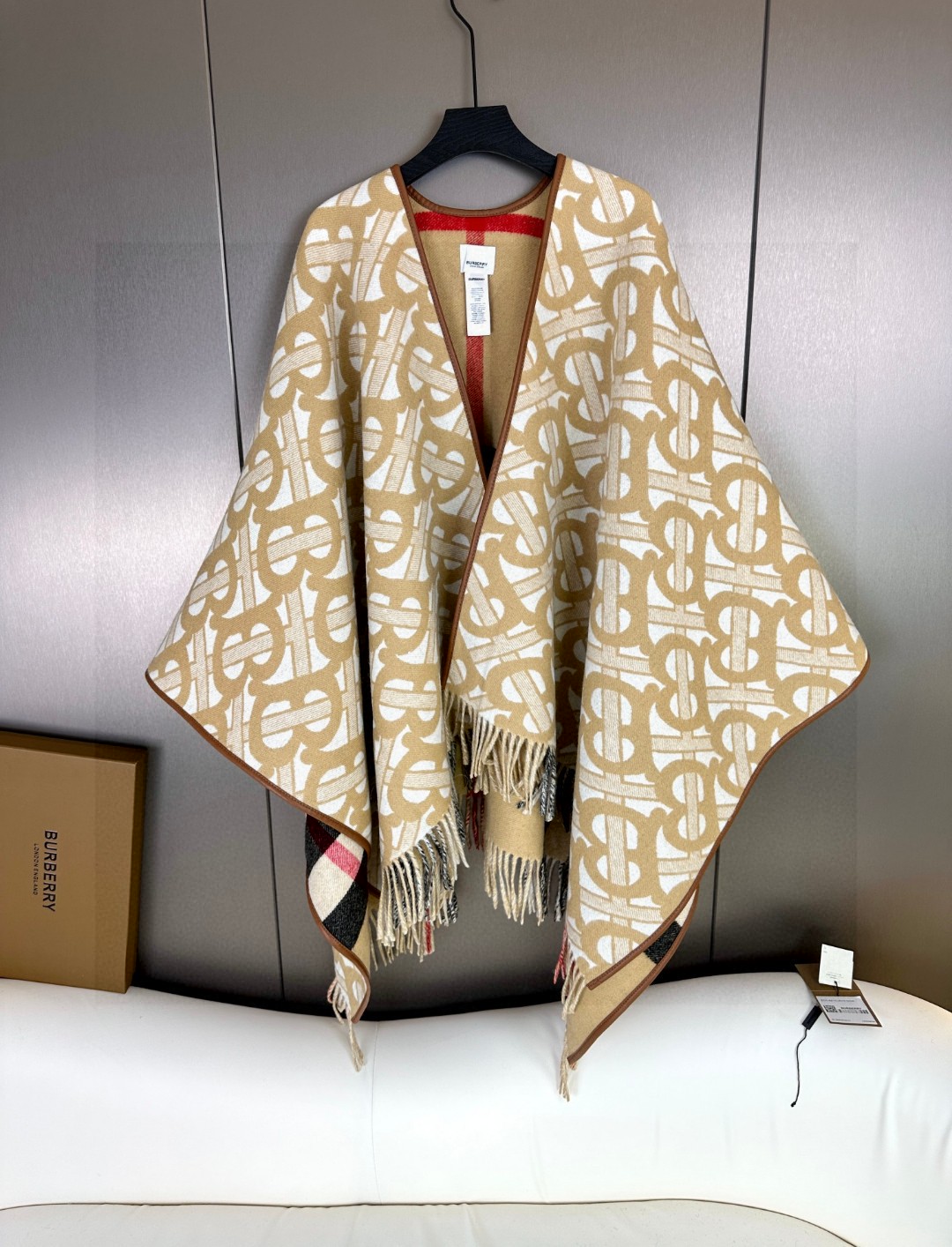 [TOP] BURBERRY Double sided Cape Scarf 140x140cm - Brown