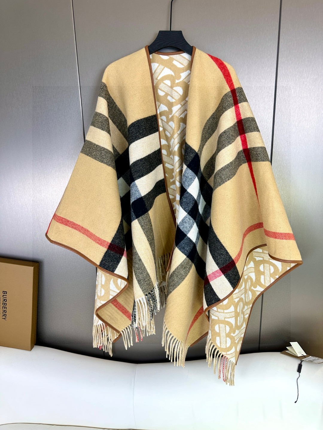 [TOP] BURBERRY Double sided Cape Scarf 140x140cm - Brown