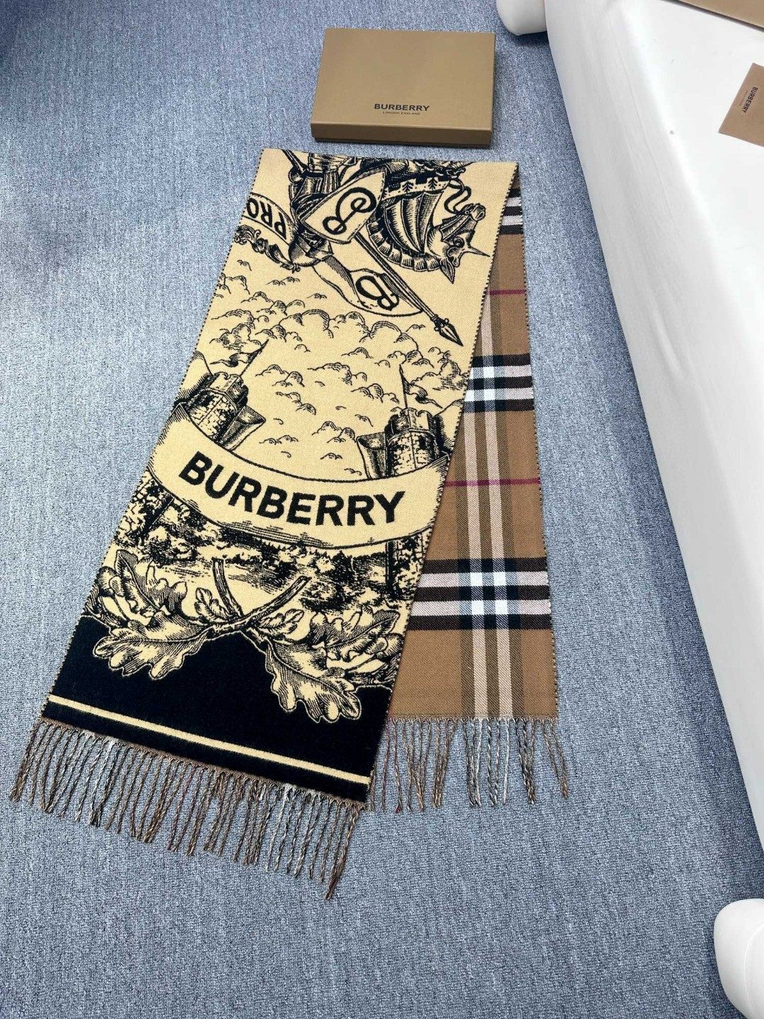 [TOP] BURBERRY Warhorse Knight Scarf 210x50cm - 2 Color