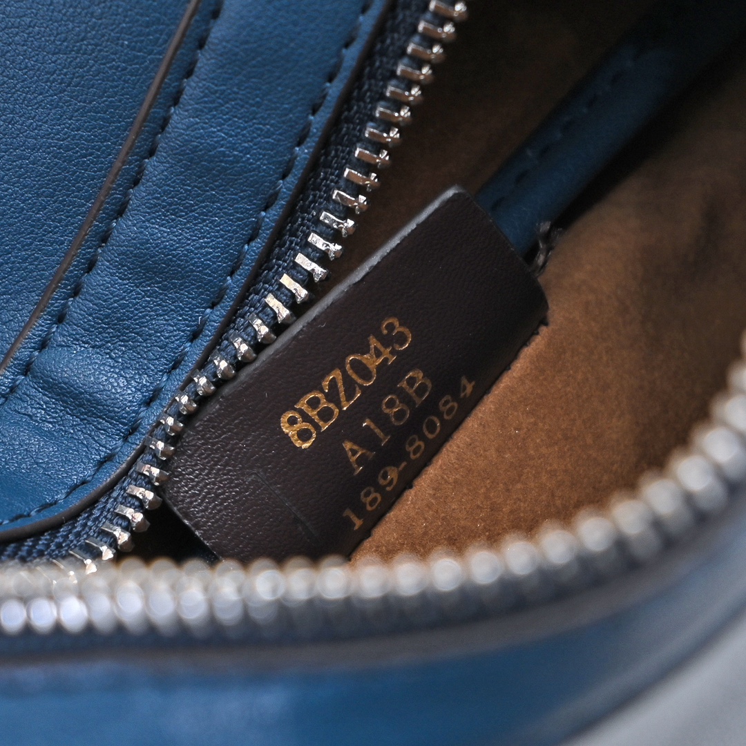 [TOP] FENDI Simply Fendi Shoulder Bag 22×13×4.5CM -Blue