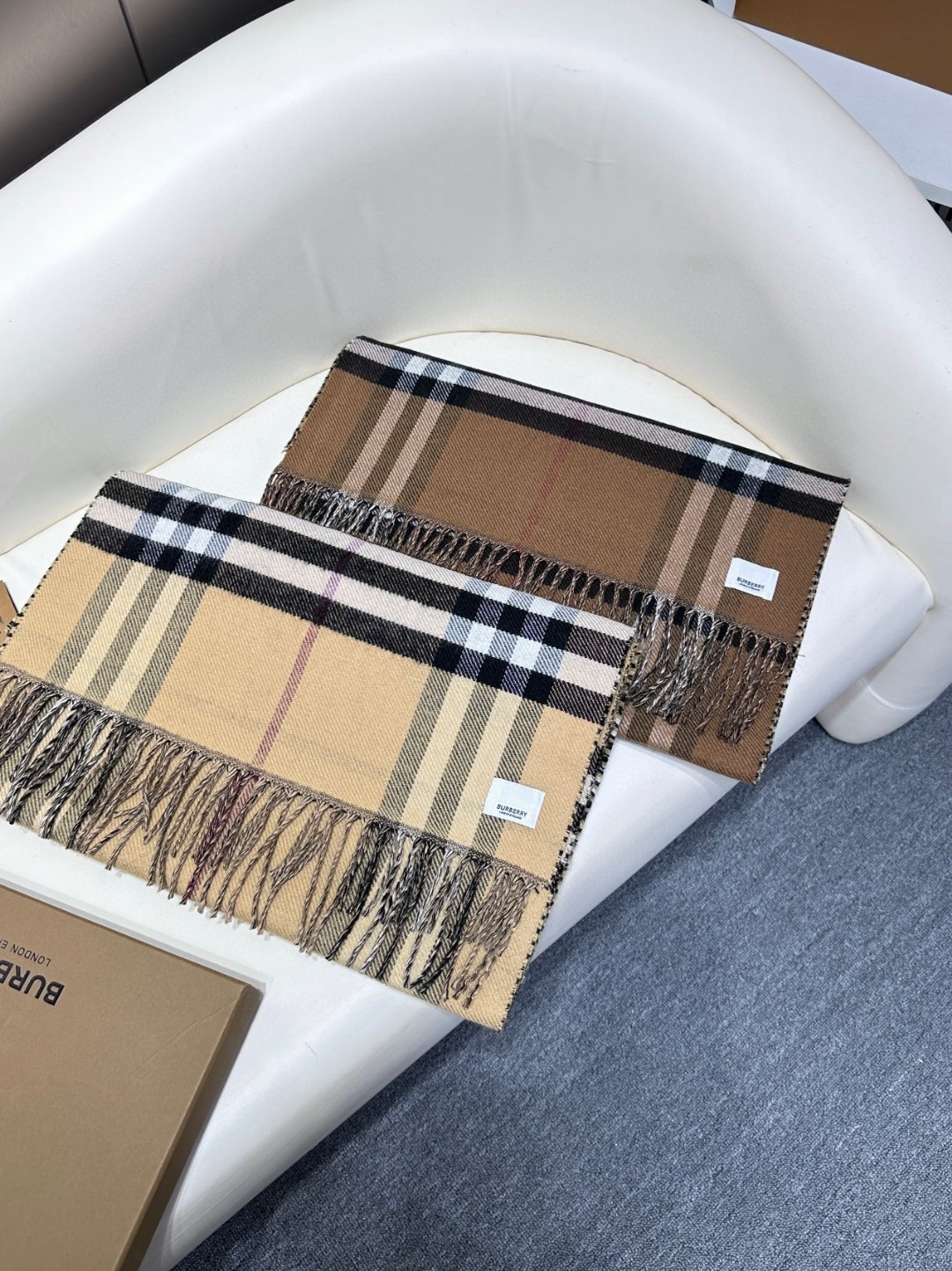 [TOP] BURBERRY Warhorse Knight Scarf 210x50cm - 2 Color