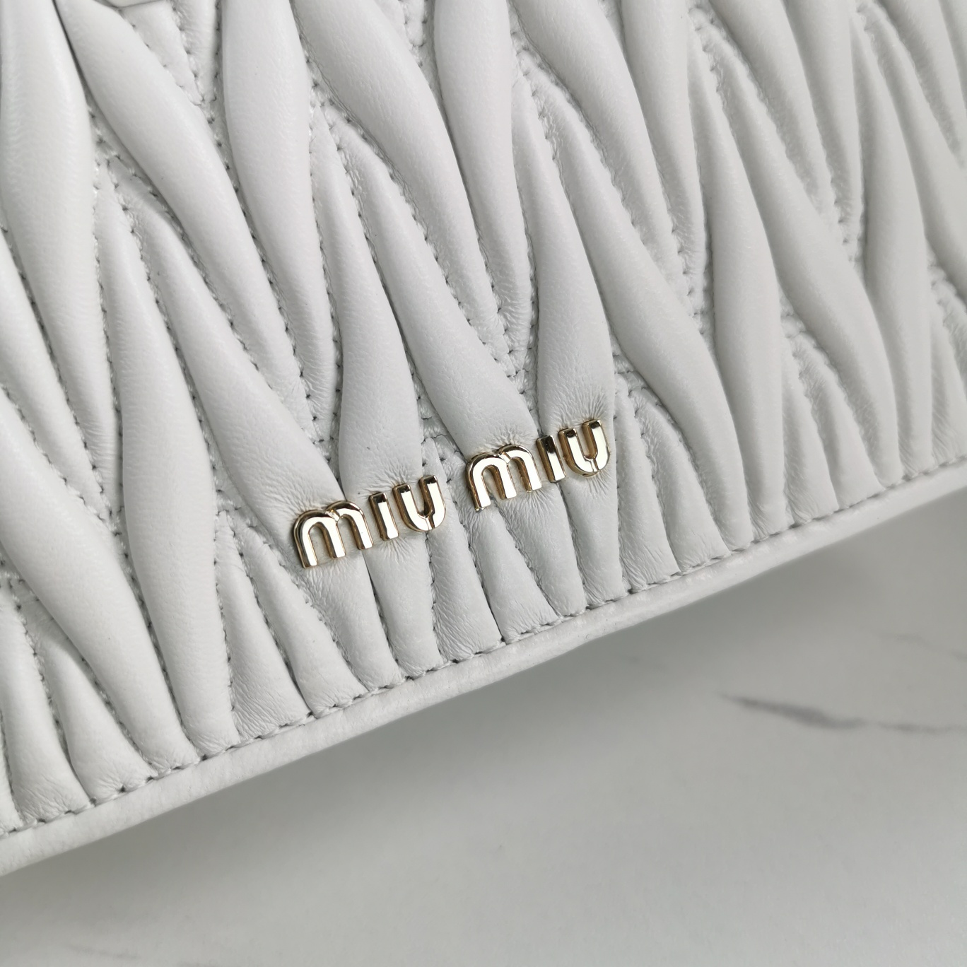 [TOP] Miu Miu Lambskin Matelasse Bag with Daisy Diamond Buckle 18x4x11cm - White