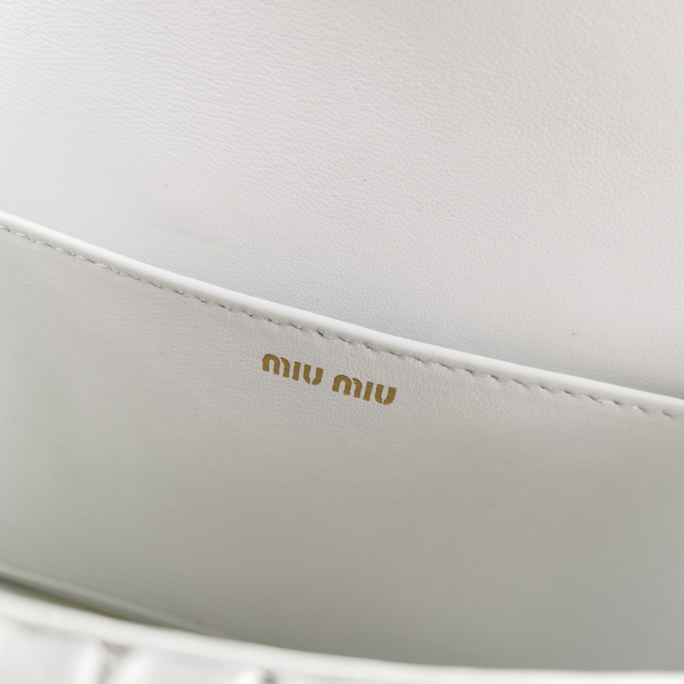 [TOP] Miu Miu Lambskin Matelasse Bag with Daisy Diamond Buckle 18x4x11cm - White