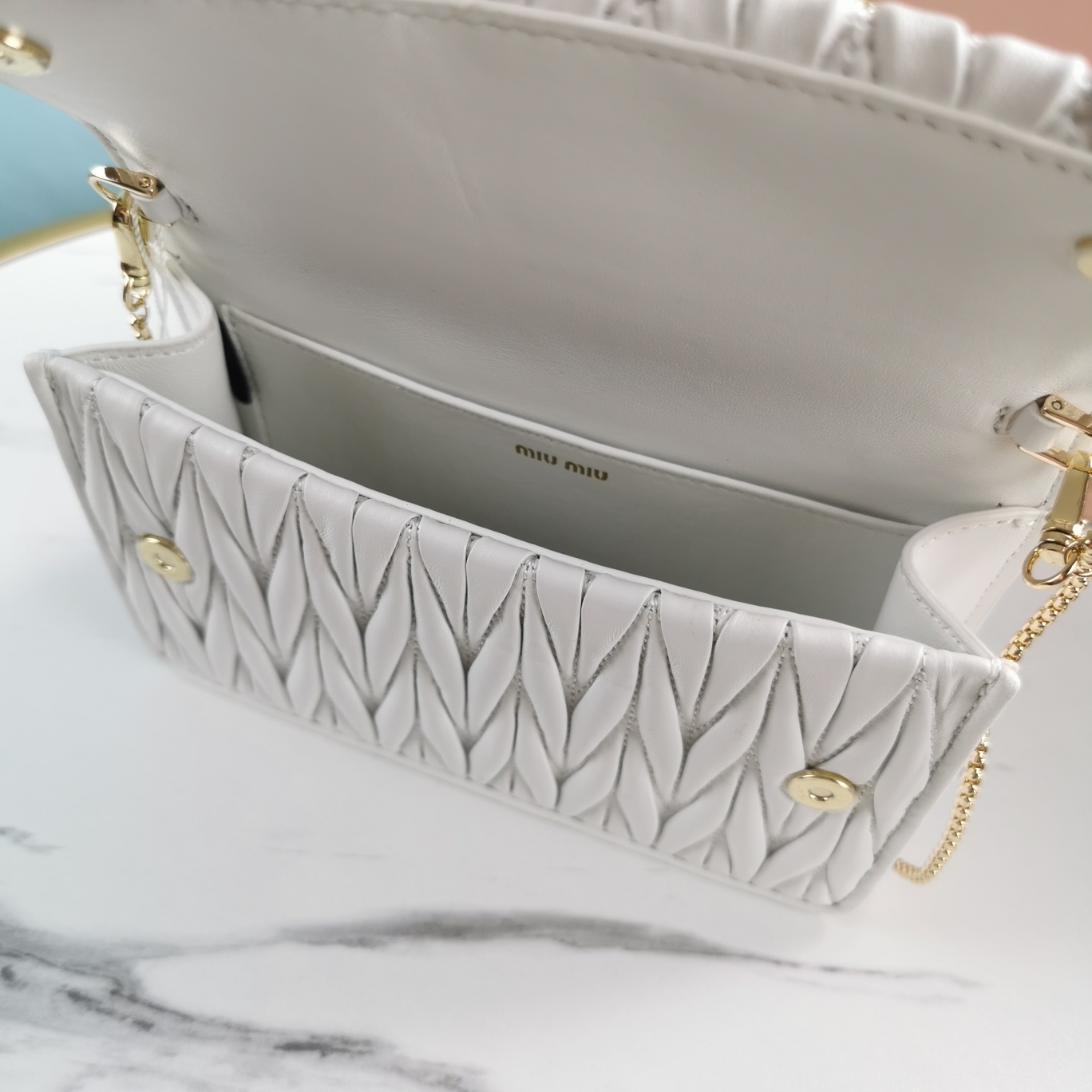 [TOP] Miu Miu Lambskin Matelasse Bag with Daisy Diamond Buckle 18x4x11cm - White