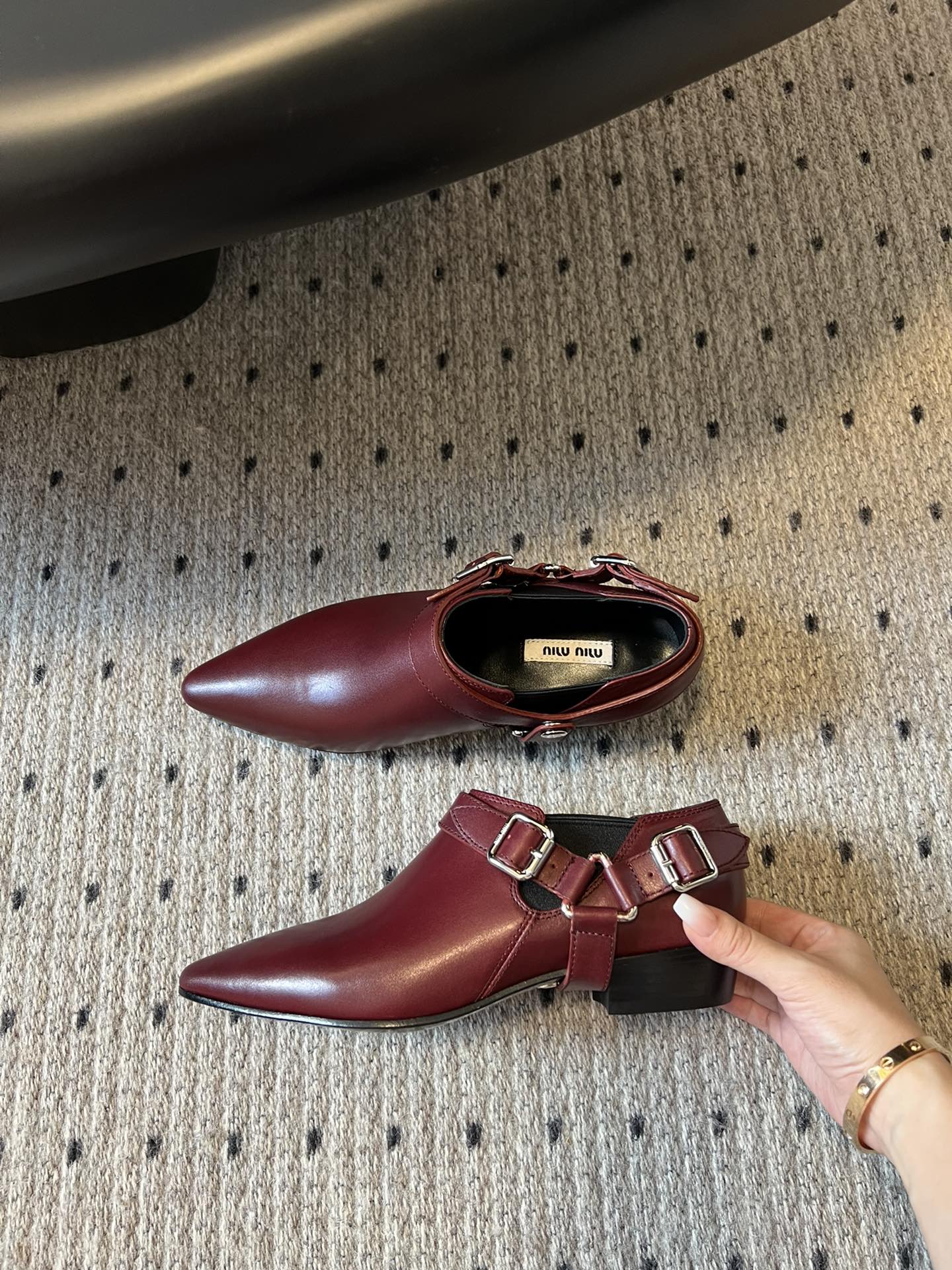 [TOP] Miu Miu Chunky Heel Pointed Toe Leather Shoes - 2 Color