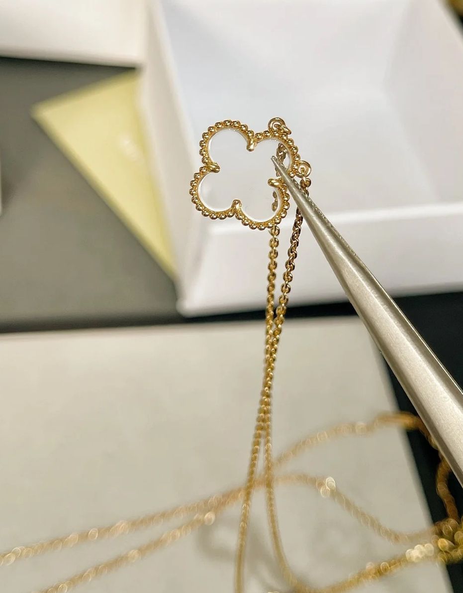 [TOP] Van Cleef & Arpels VCA Single Motif Albraham Necklace - Gold