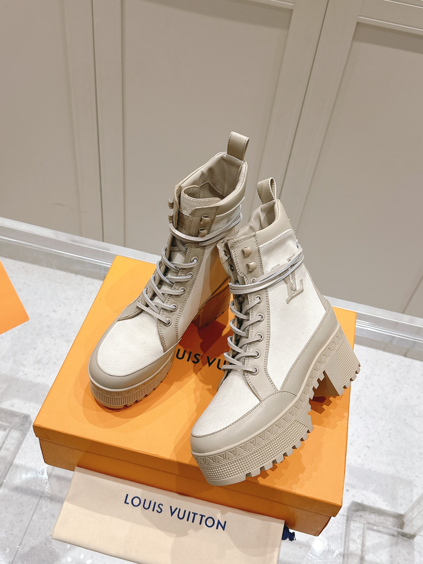 [TOP] Louis Vuitton LV Chunky Heel Boots with Logo - 5 Color
