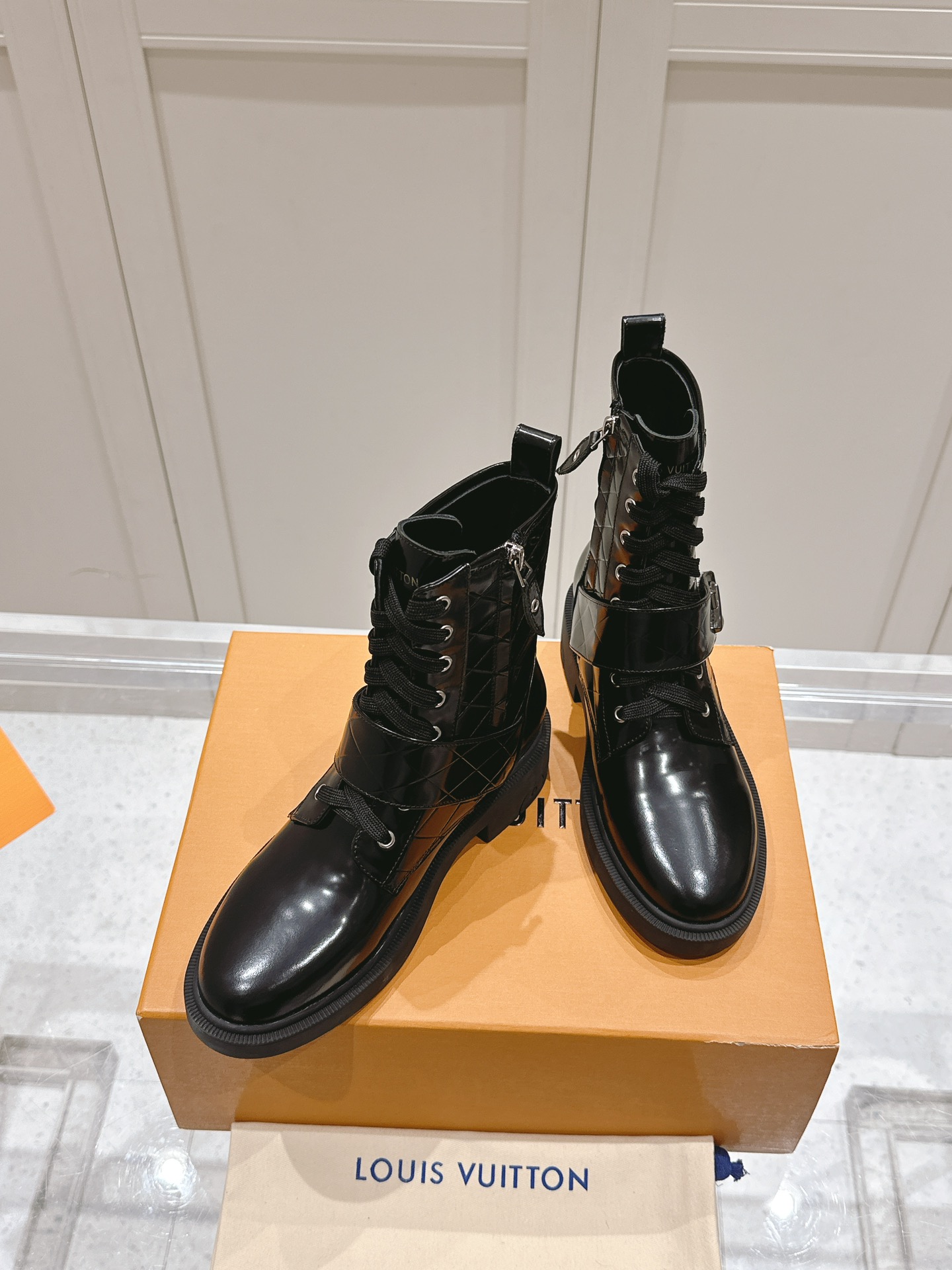 [TOP] Louis Vuitton LV Leather Check Boots - Black