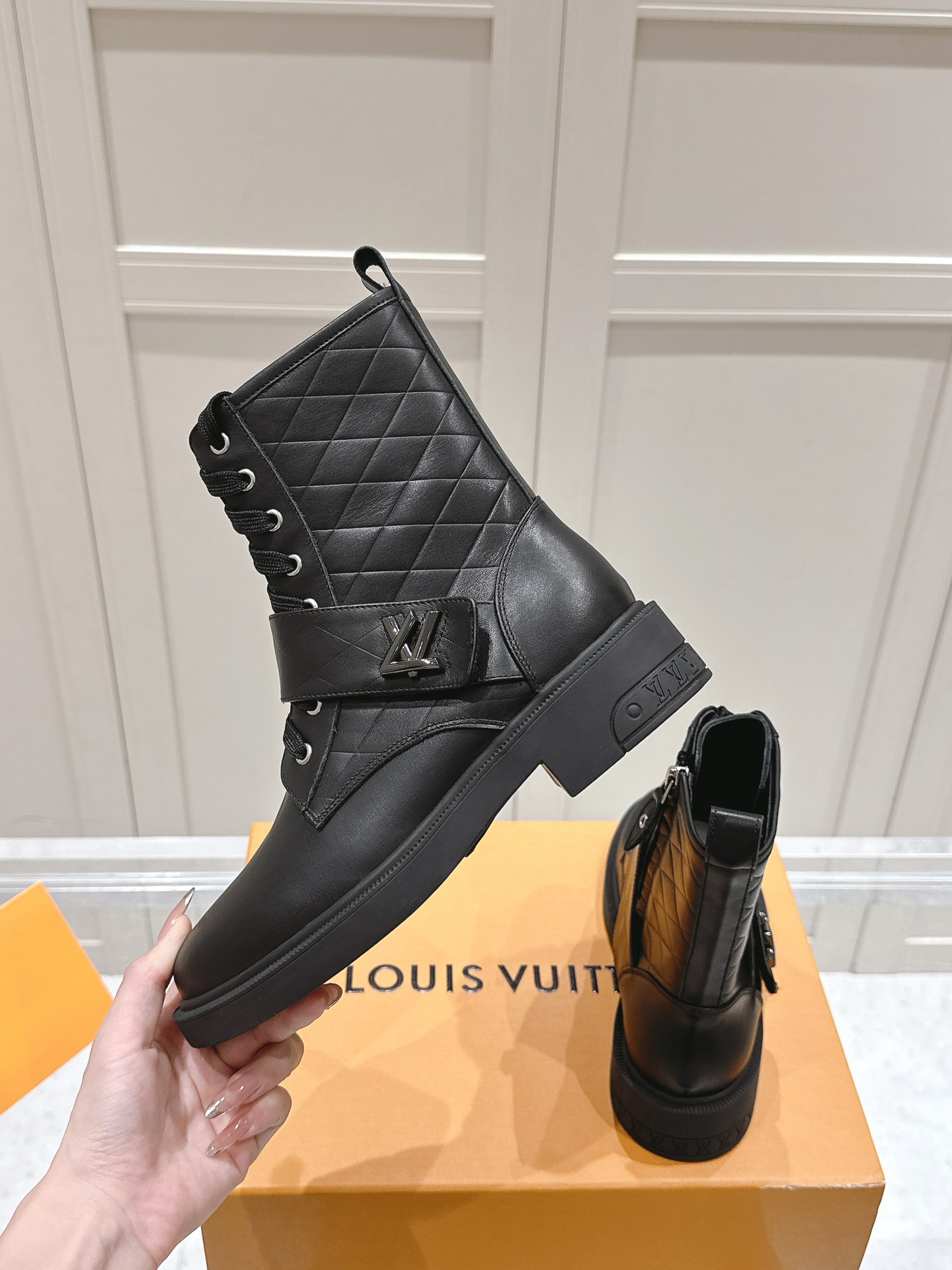 [TOP] Louis Vuitton LV Leather Check Boots - Black