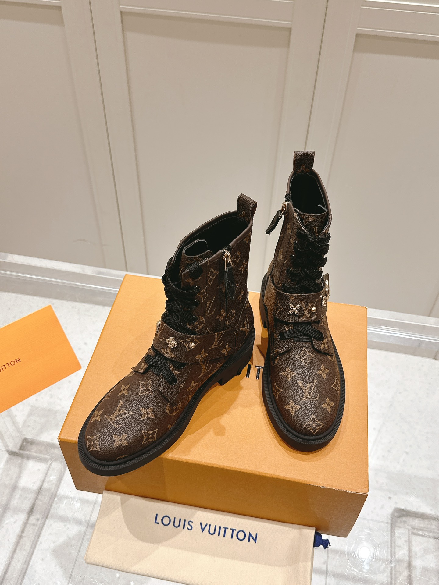 [TOP] Louis Vuitton LV Leather Boots with Circle LV Accessories - 3 Color