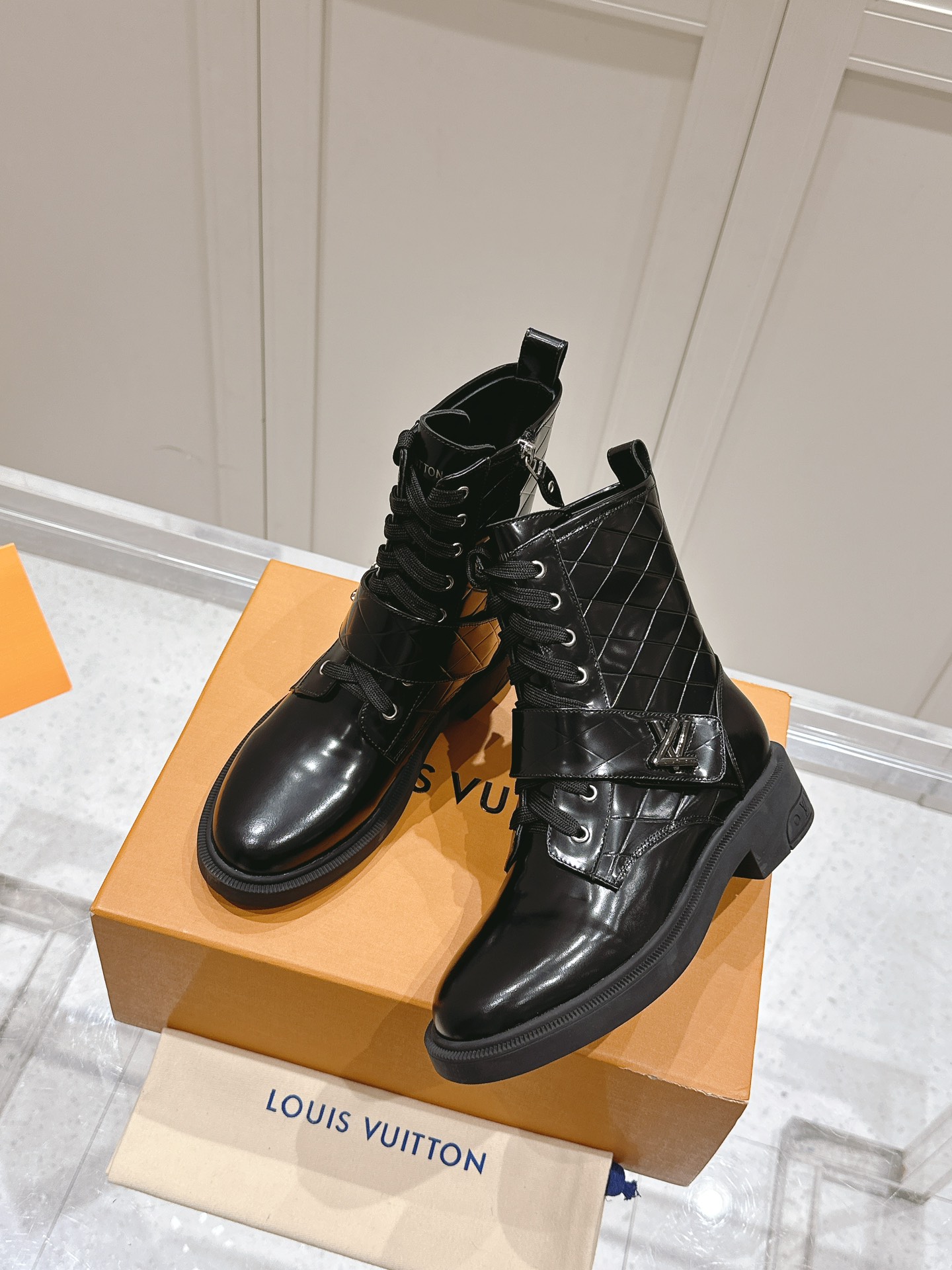 [TOP] Louis Vuitton LV Leather Check Boots - Black