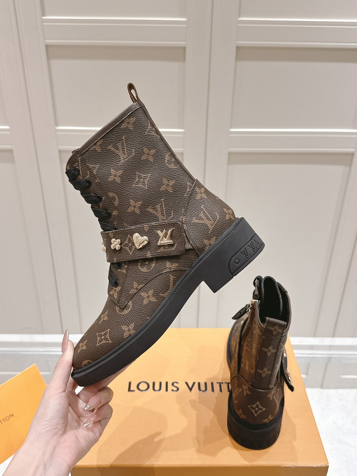 [TOP] Louis Vuitton LV Leather Boots with Circle LV Accessories - 3 Color