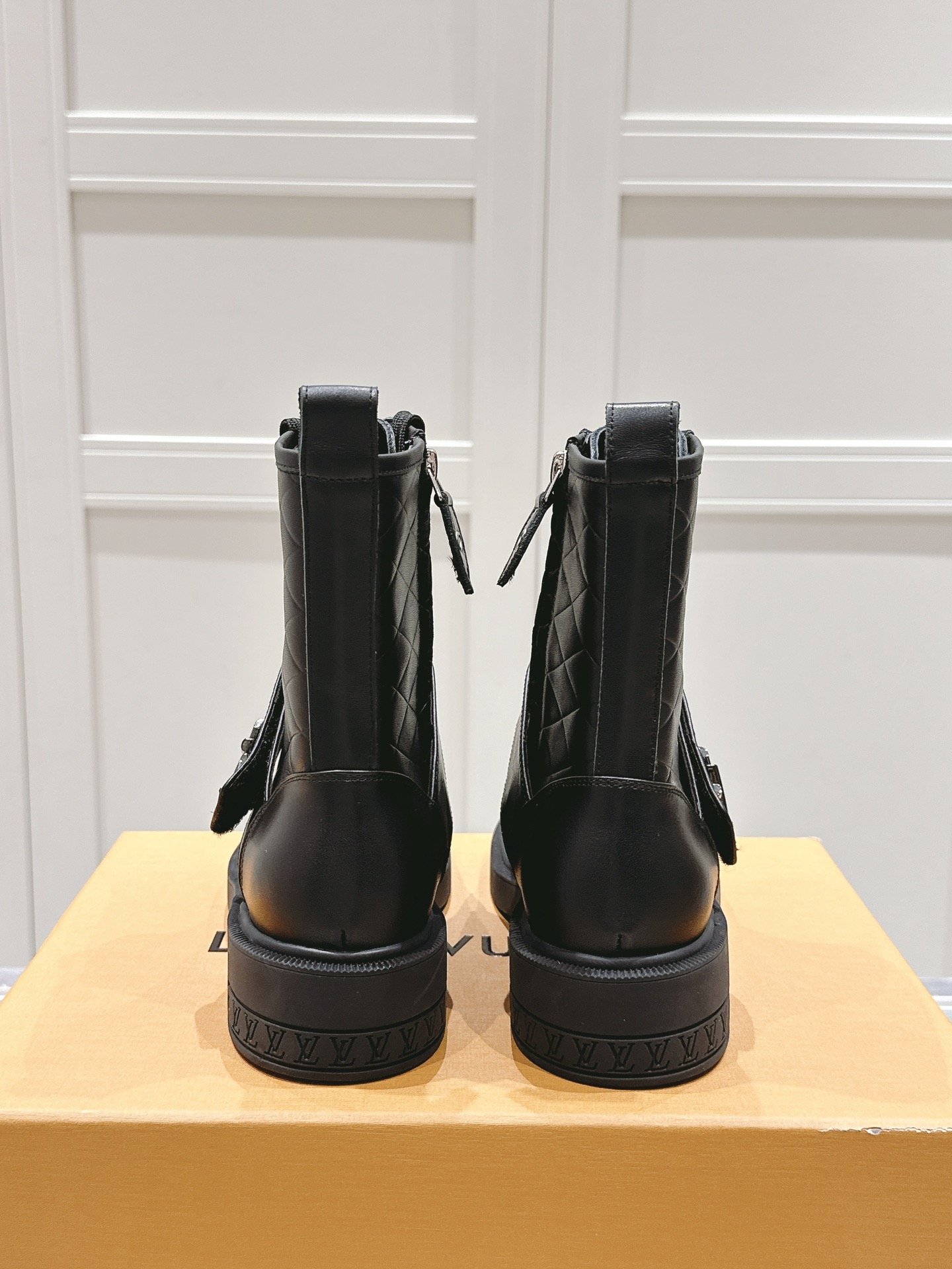 [TOP] Louis Vuitton LV Leather Check Boots - Black