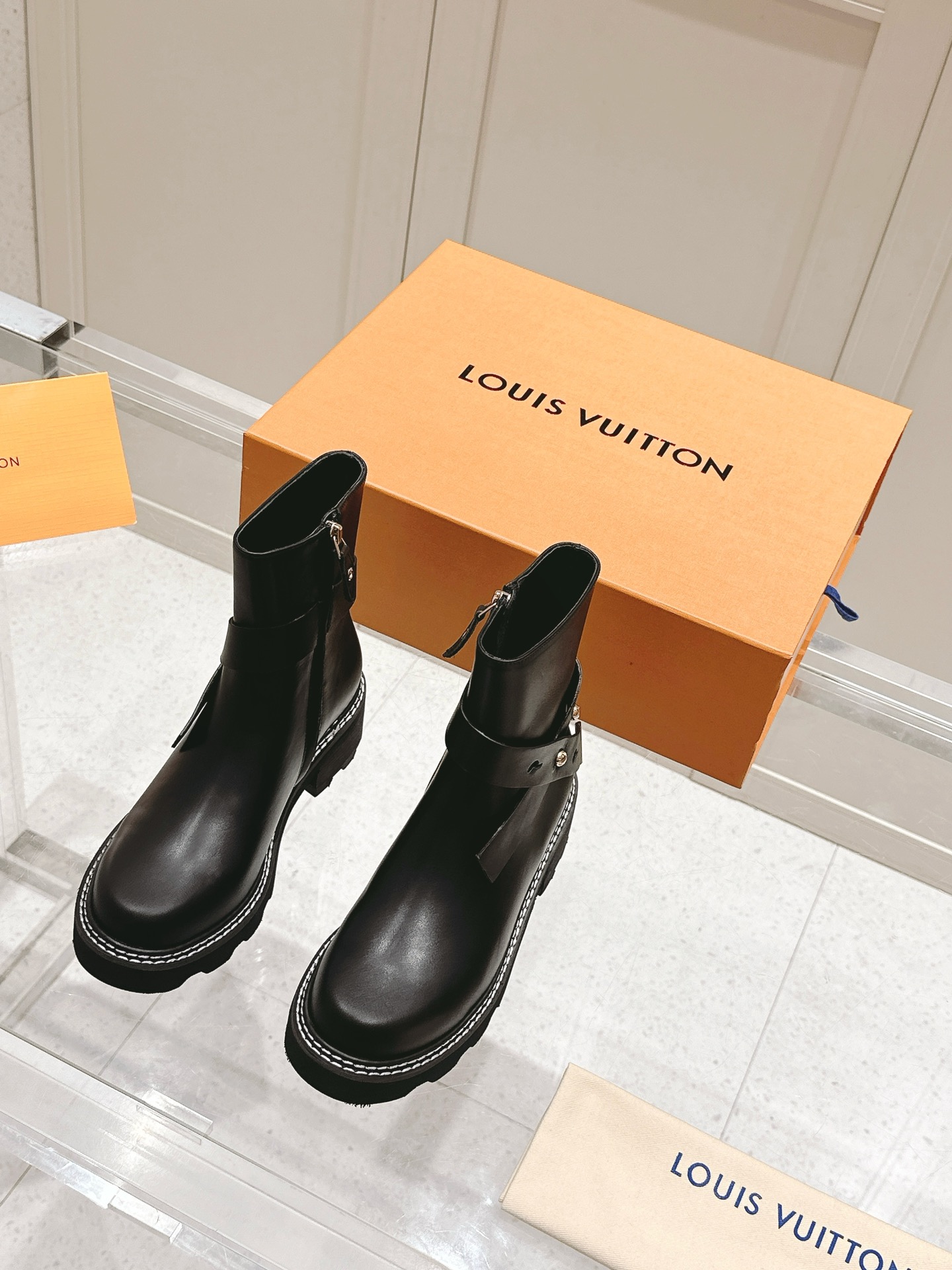[TOP] Louis Vuitton LV Leather Boots - Black