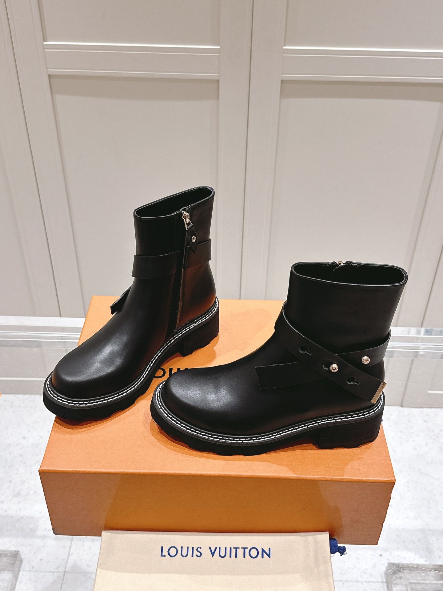 [TOP] Louis Vuitton LV Leather Boots - Black
