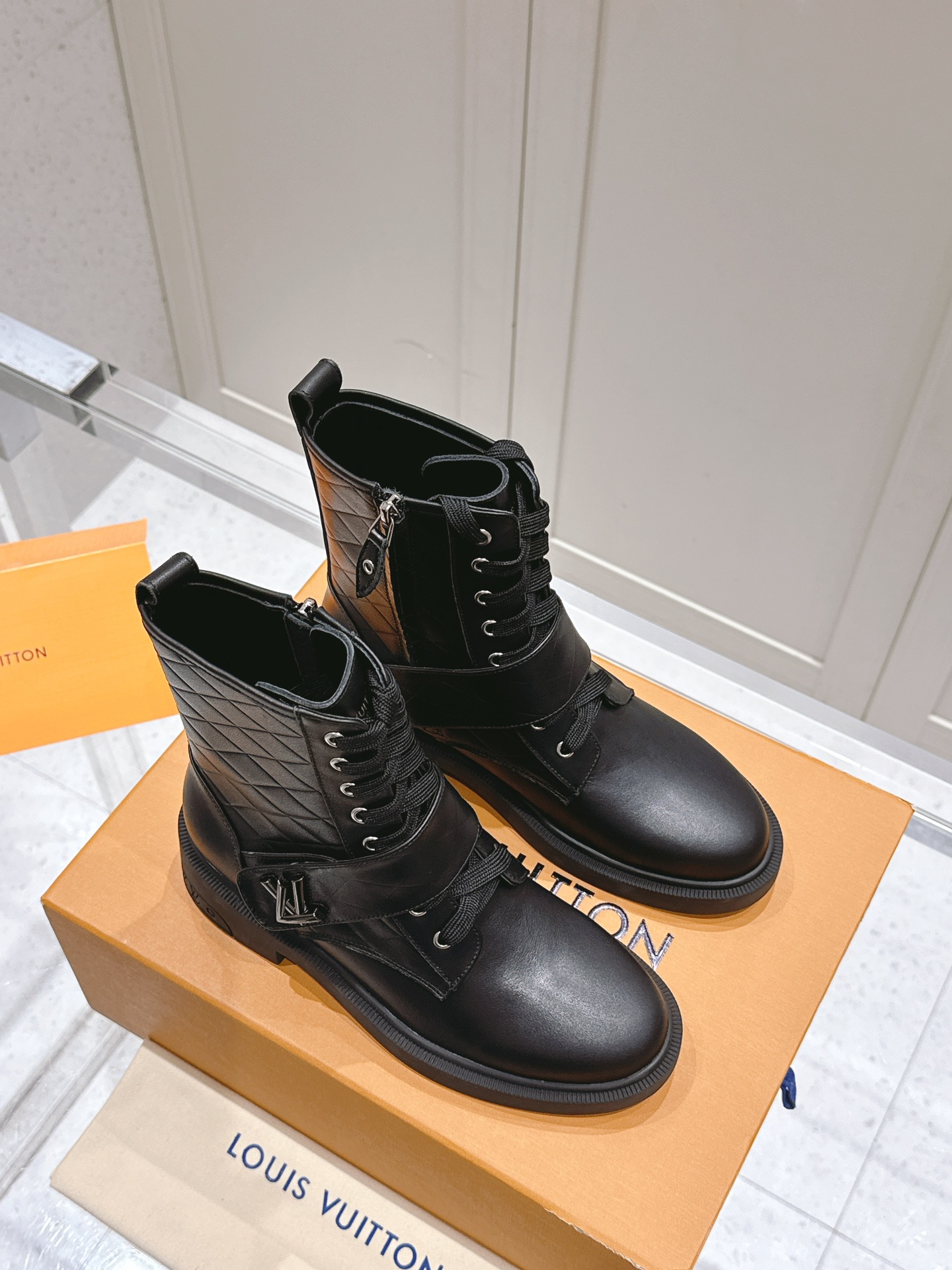 [TOP] Louis Vuitton LV Leather Check Boots - Black