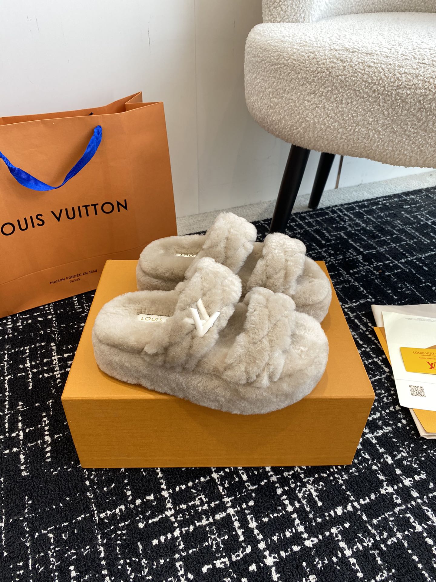 [TOP] Louis Vuitton LV Thick-soled Wool Slippers with 2 Straps - 3 Color