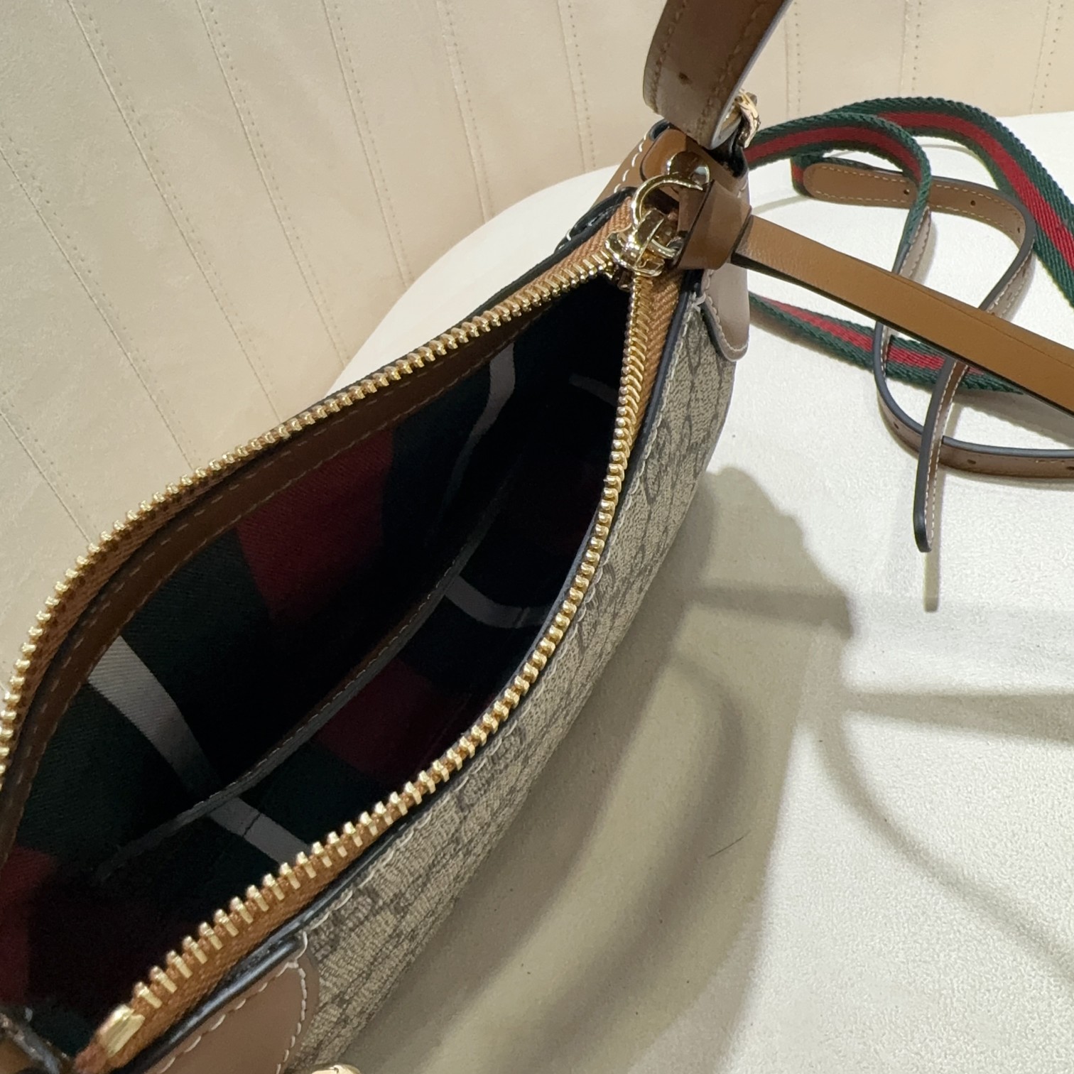 [TOP] GUCCI GG Emblem Small Shoulder Bag 24.5X16X6 cm - GHW