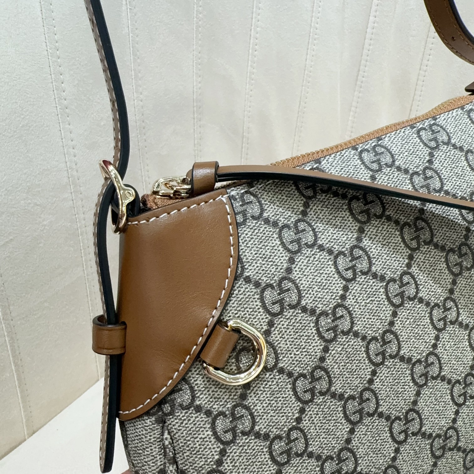 [TOP] GUCCI GG Emblem Small Shoulder Bag 24.5X16X6 cm - GHW