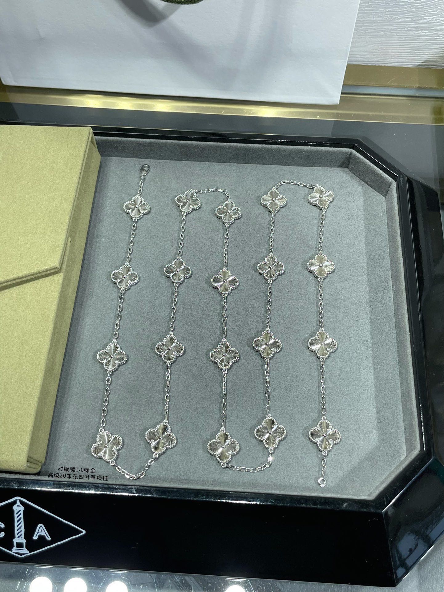 [TOP] Van Cleef & Arpels Long Necklace with Flowers -2 Colors