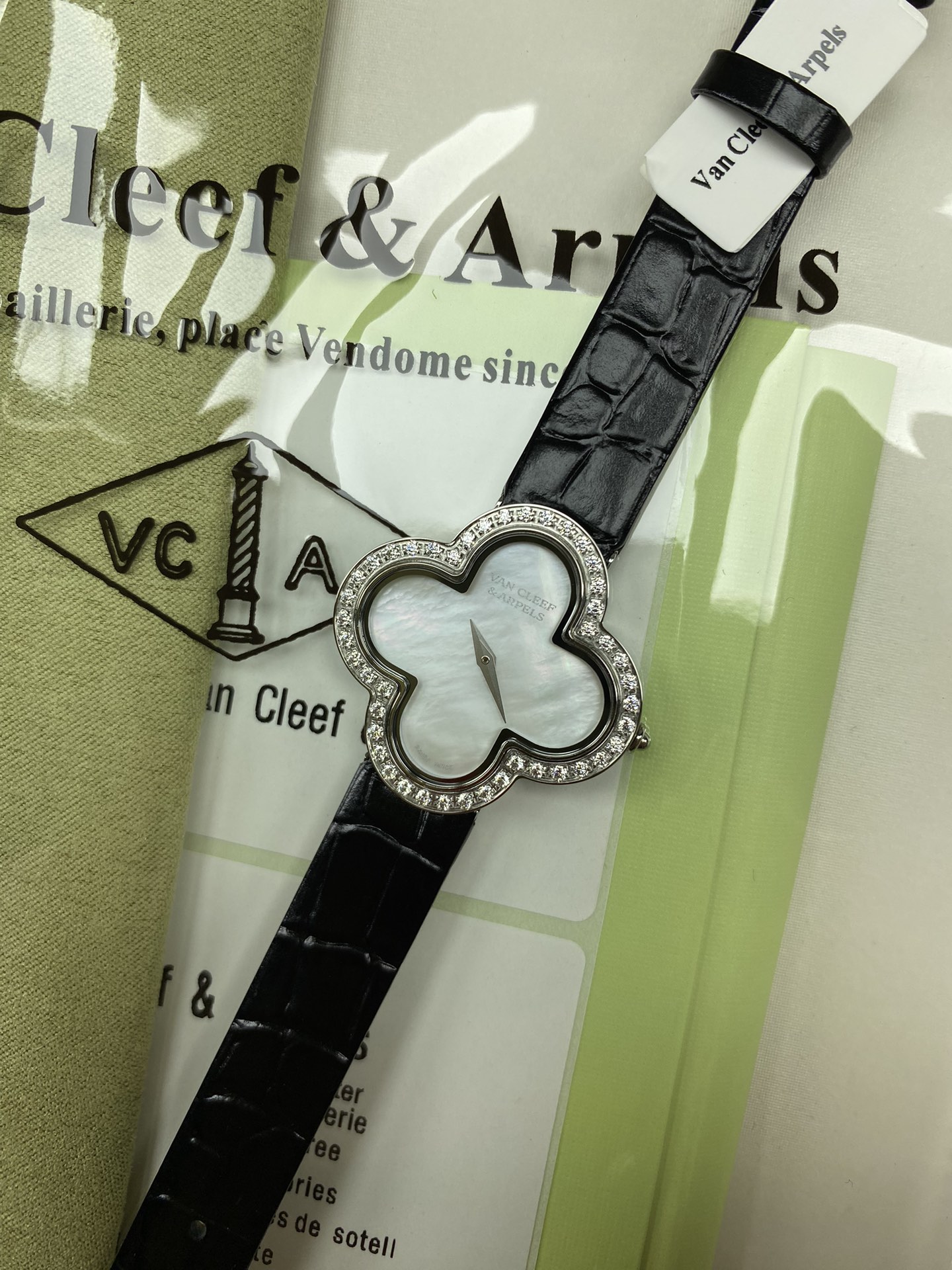 [TOP] Van Cleef & Arpels Watch - Black