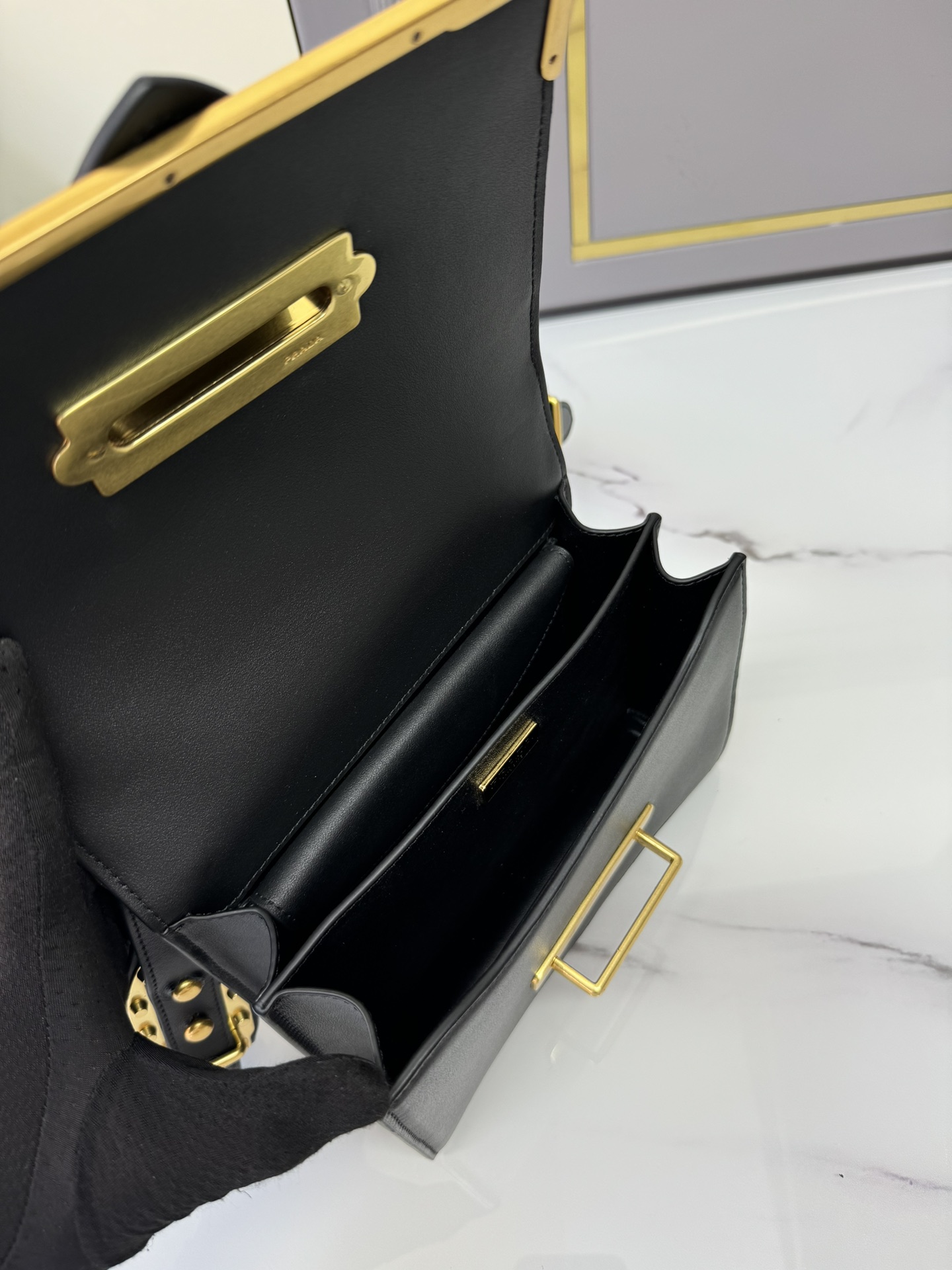 [Top] PRADA Cowhide Bag 19×14×9cm - Black