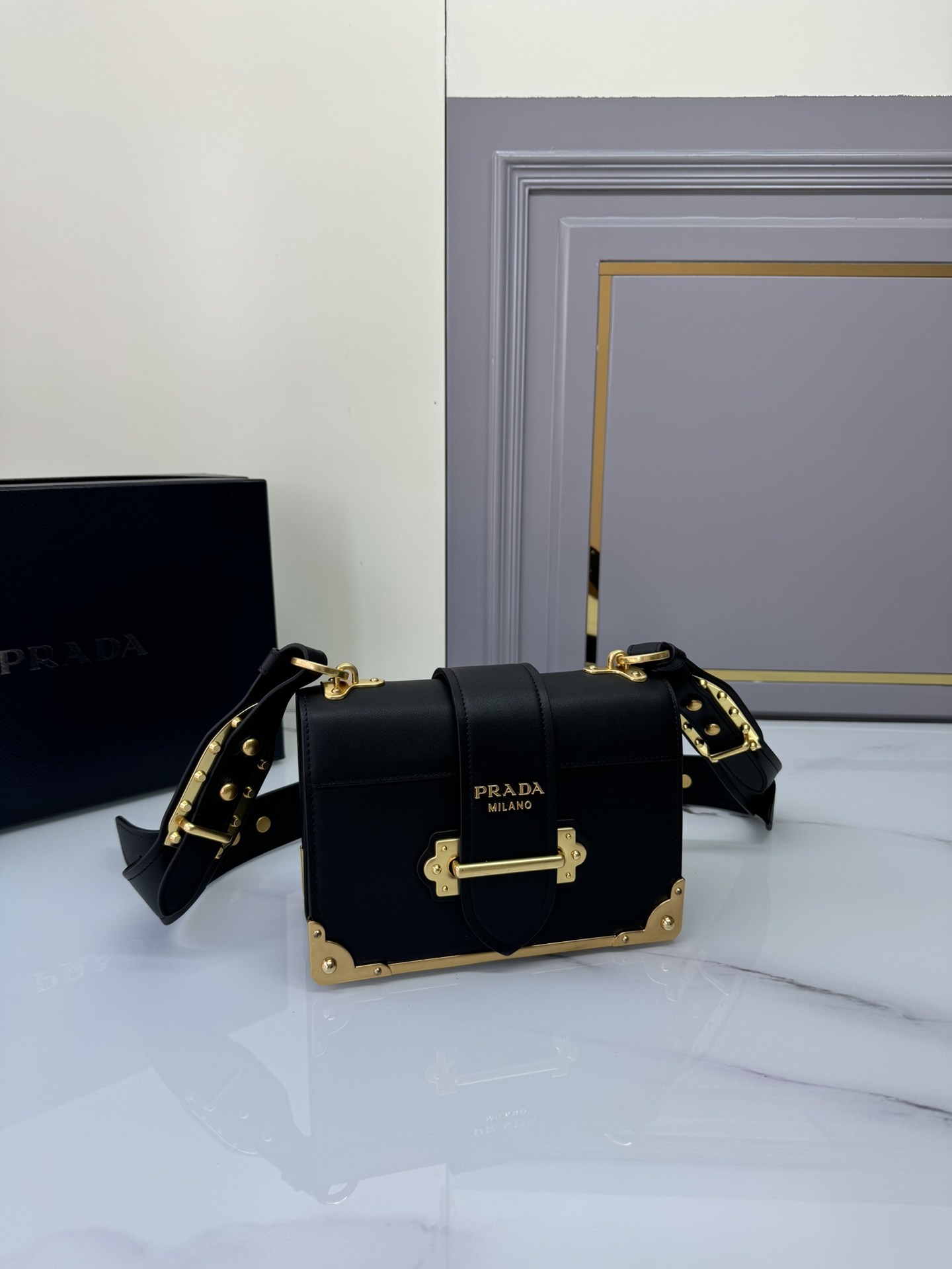 [Top] PRADA Cowhide Bag 19×14×9cm - Black