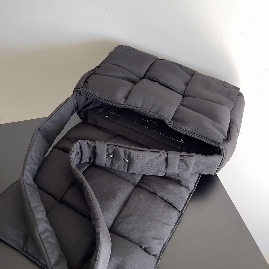 [TOP] Bottega Veneta BV Padded Tech Cassette Bag 38x11x24cm - Dark Gray