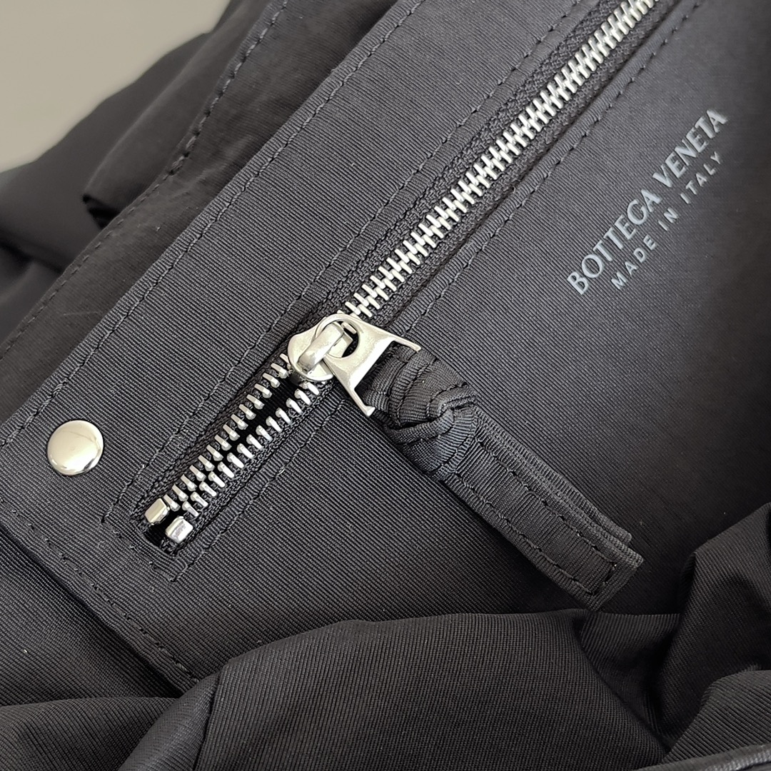 [TOP] Bottega Veneta BV Padded Tech Cassette Bag 38x11x24cm - Dark Gray