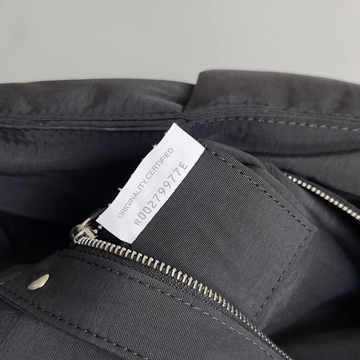 [TOP] Bottega Veneta BV Padded Tech Cassette Bag 38x11x24cm - Dark Gray