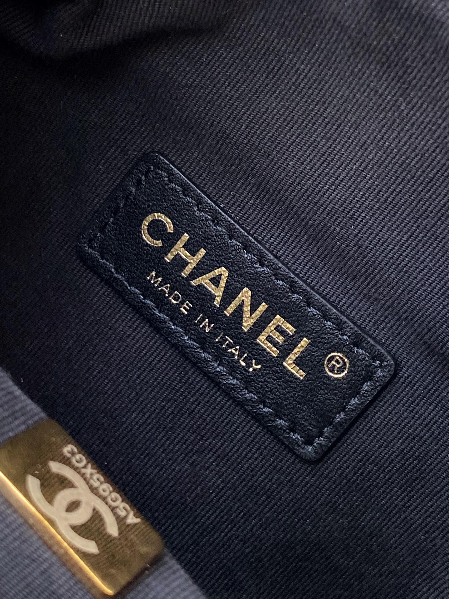 [TOP] CHANEL 24K Small Camera Case 14×23×9cm - Black